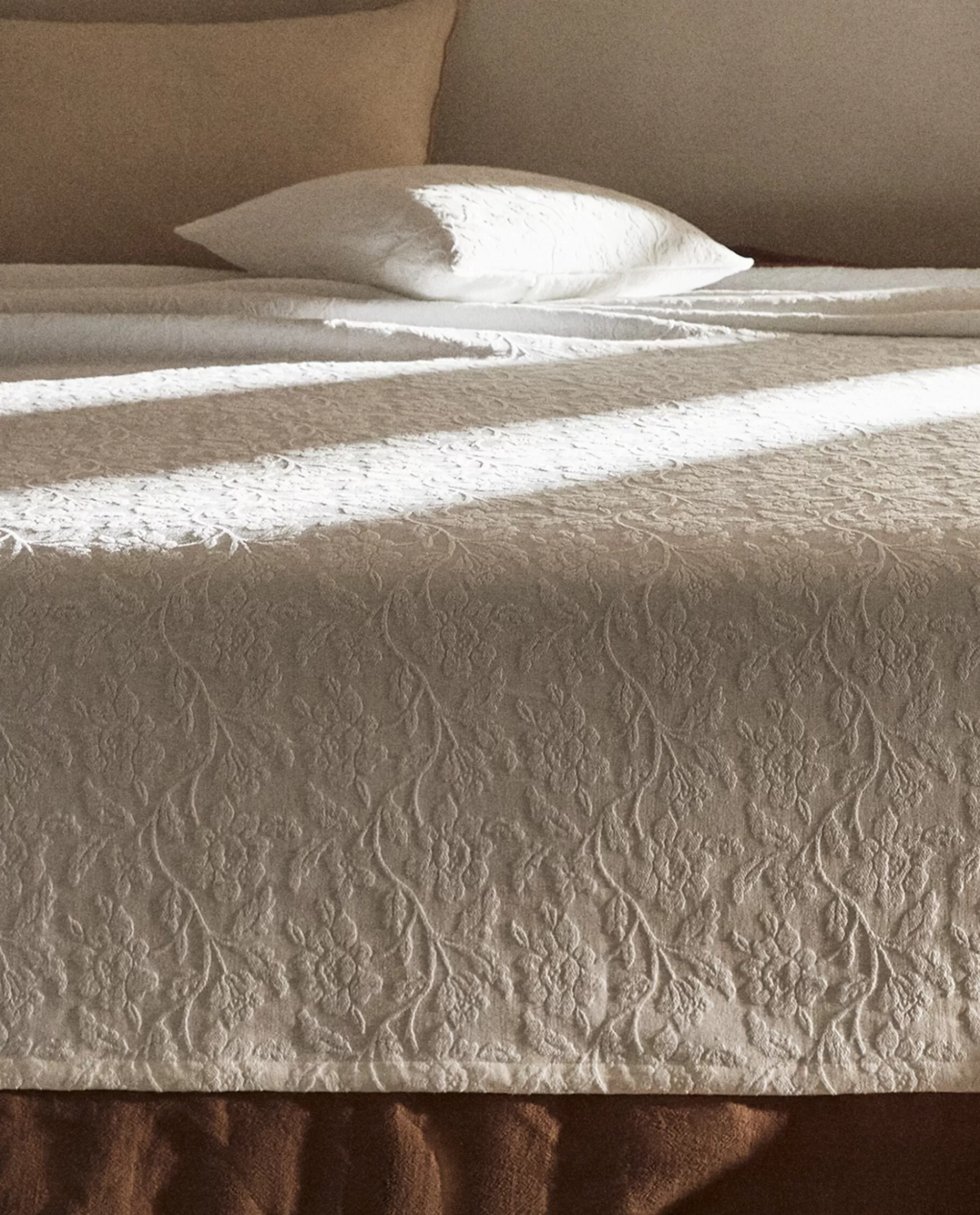 bedspread_with_floral_embroidery_2-1.webp ZARA Home Bedspread With Floral Embroidery White New