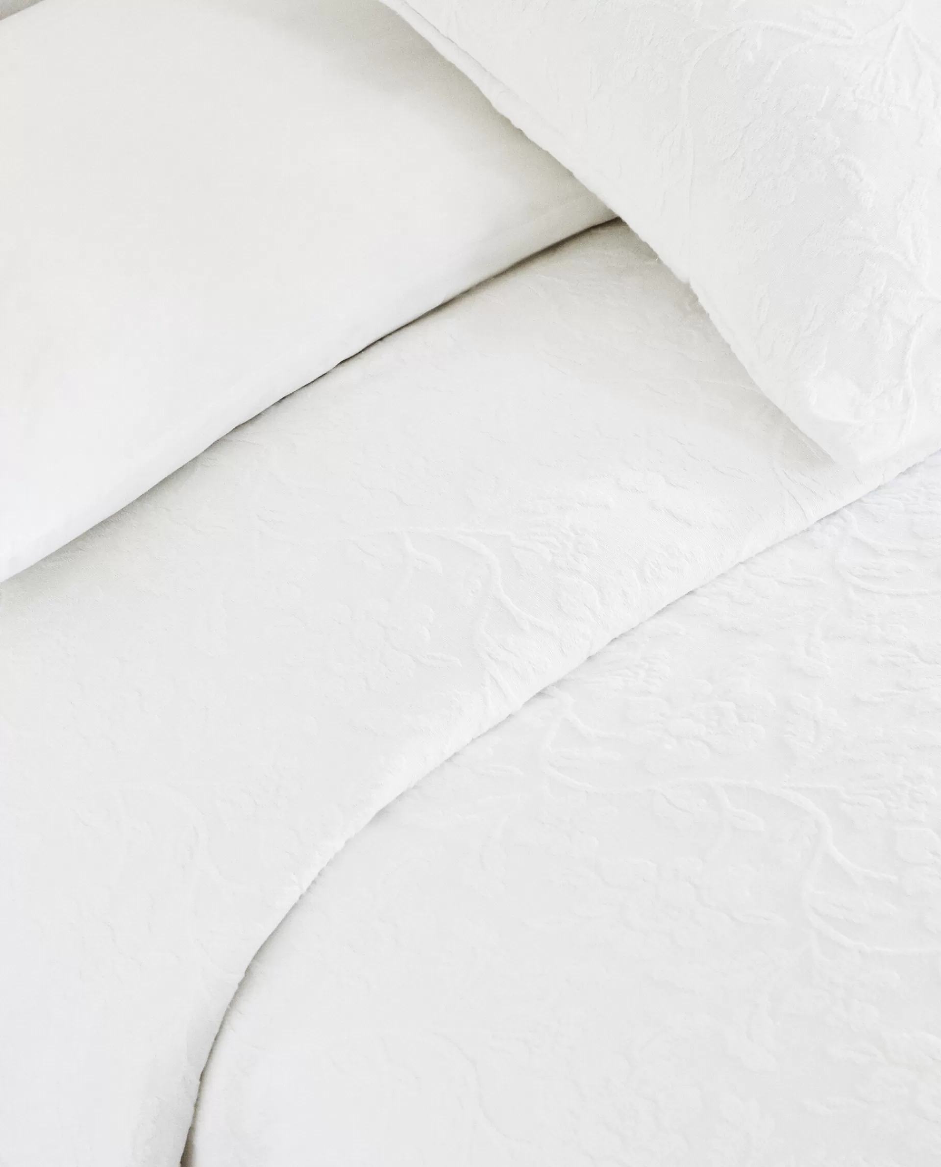 bedspread_with_floral_embroidery_3-1.webp ZARA Home Bedspread With Floral Embroidery White New