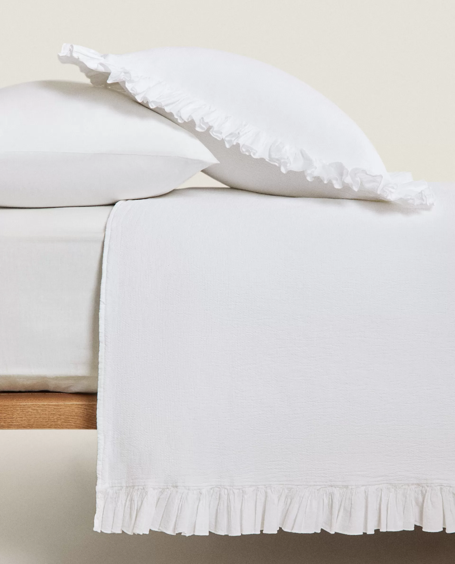 bedspread_with_pleated_ruffle_4-1.webp ZARA Home Bedspread With Pleated Ruffle White Online