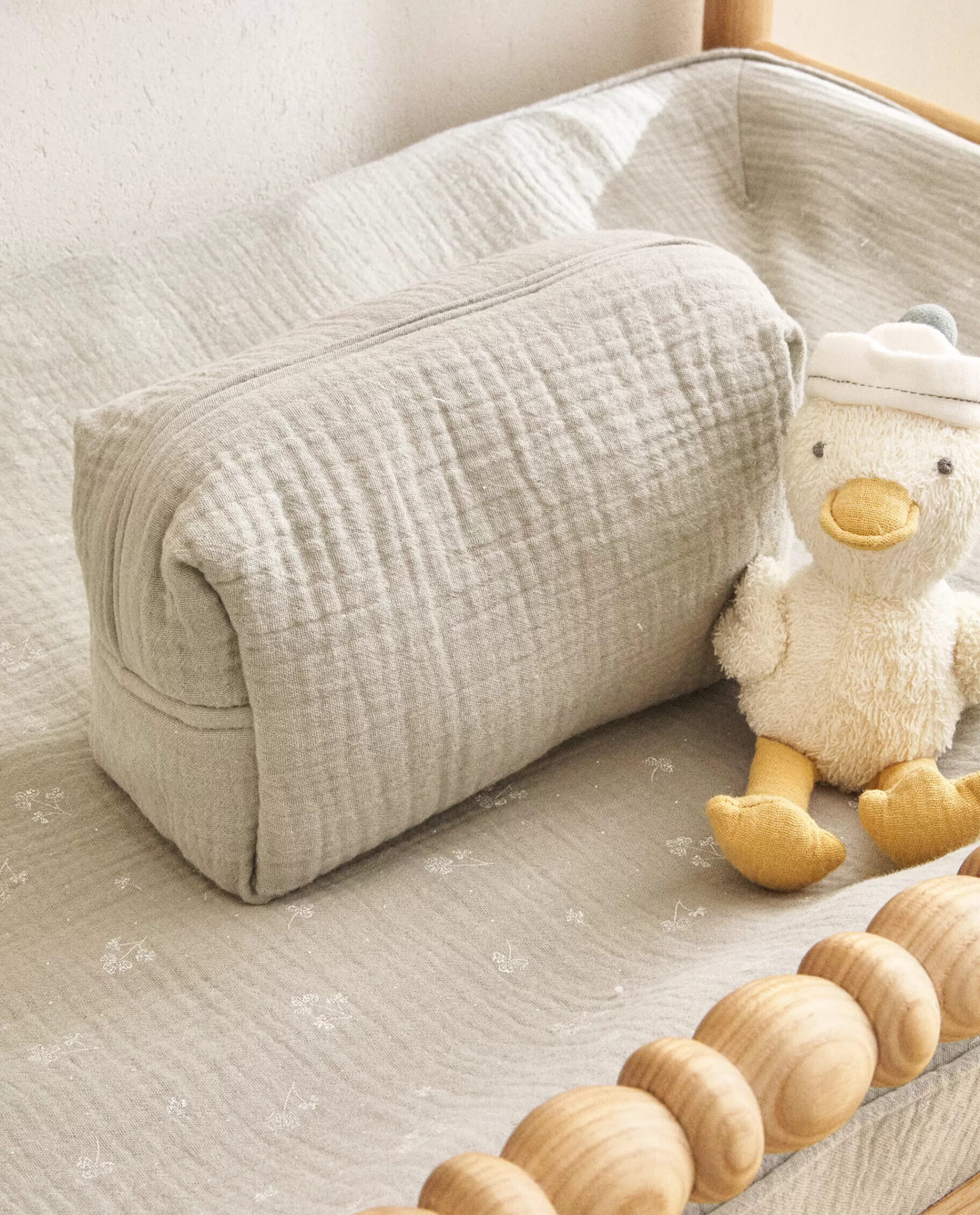 cotton_chiffon_clover_cosmetic_bag_2-3.webp ZARA Home Cotton Chiffon Clover Cosmetic Bag Grey Online