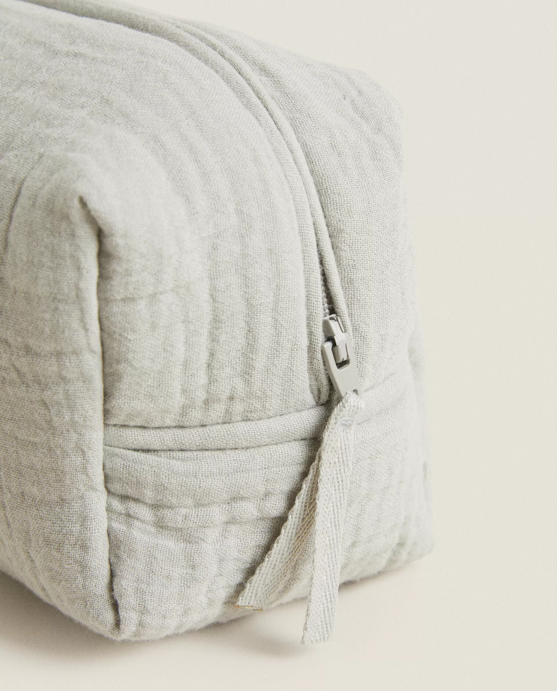 cotton_chiffon_clover_cosmetic_bag_3-3.webp ZARA Home Cotton Chiffon Clover Cosmetic Bag Grey Online