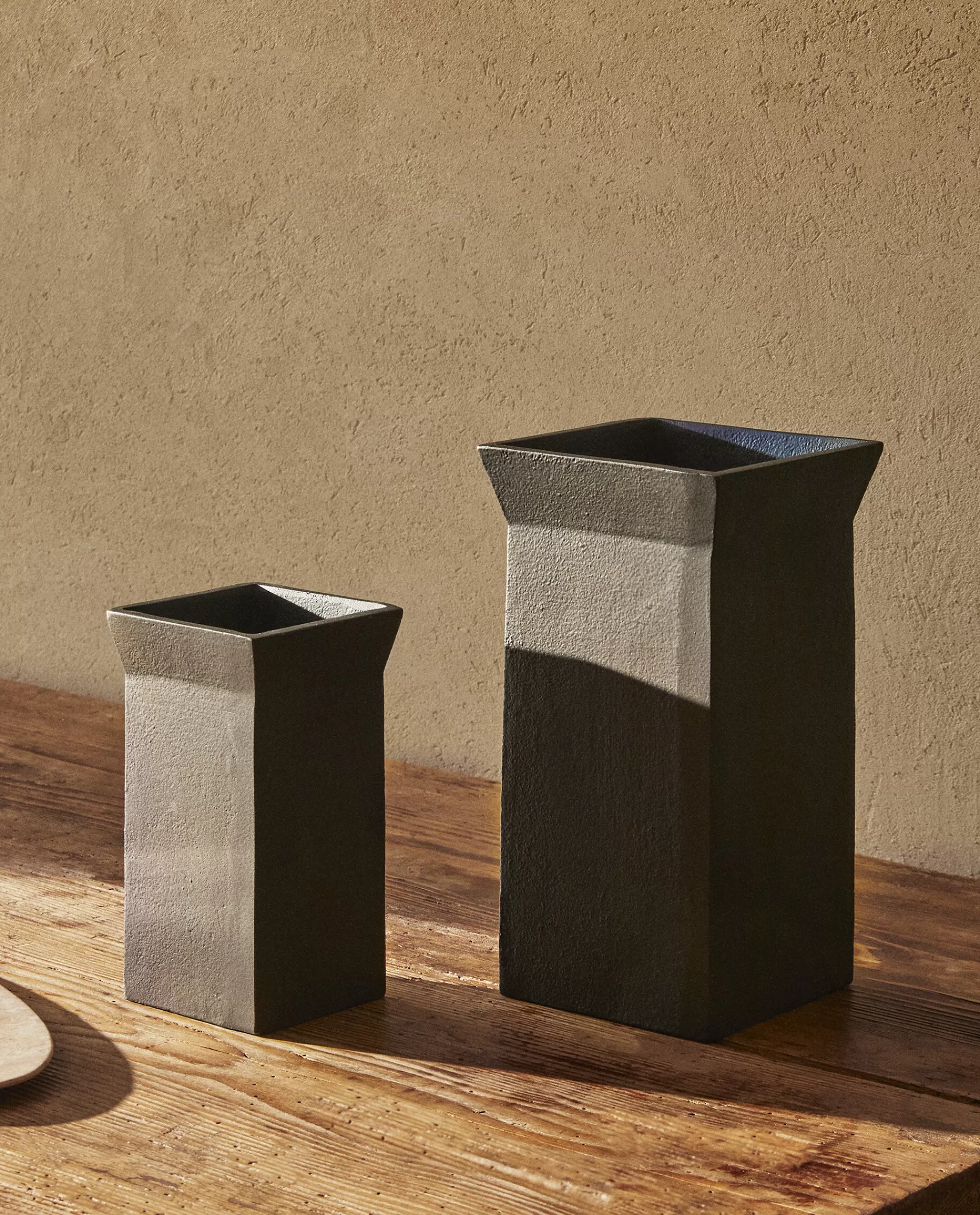 dark_metal_vase_2-1.webp ZARA Home Dark Metal Vase Brown Store