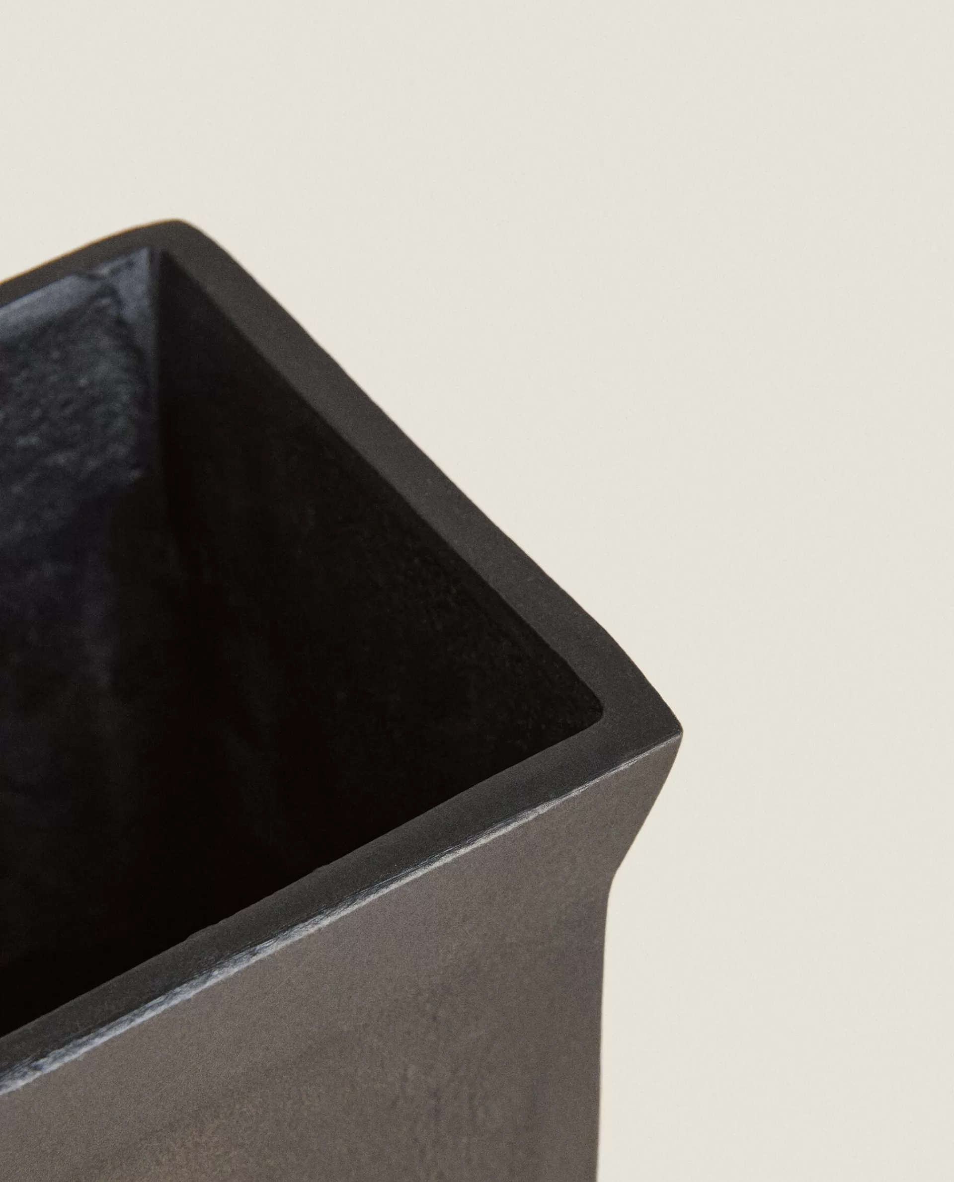 dark_metal_vase_3-1.webp ZARA Home Dark Metal Vase Brown Store