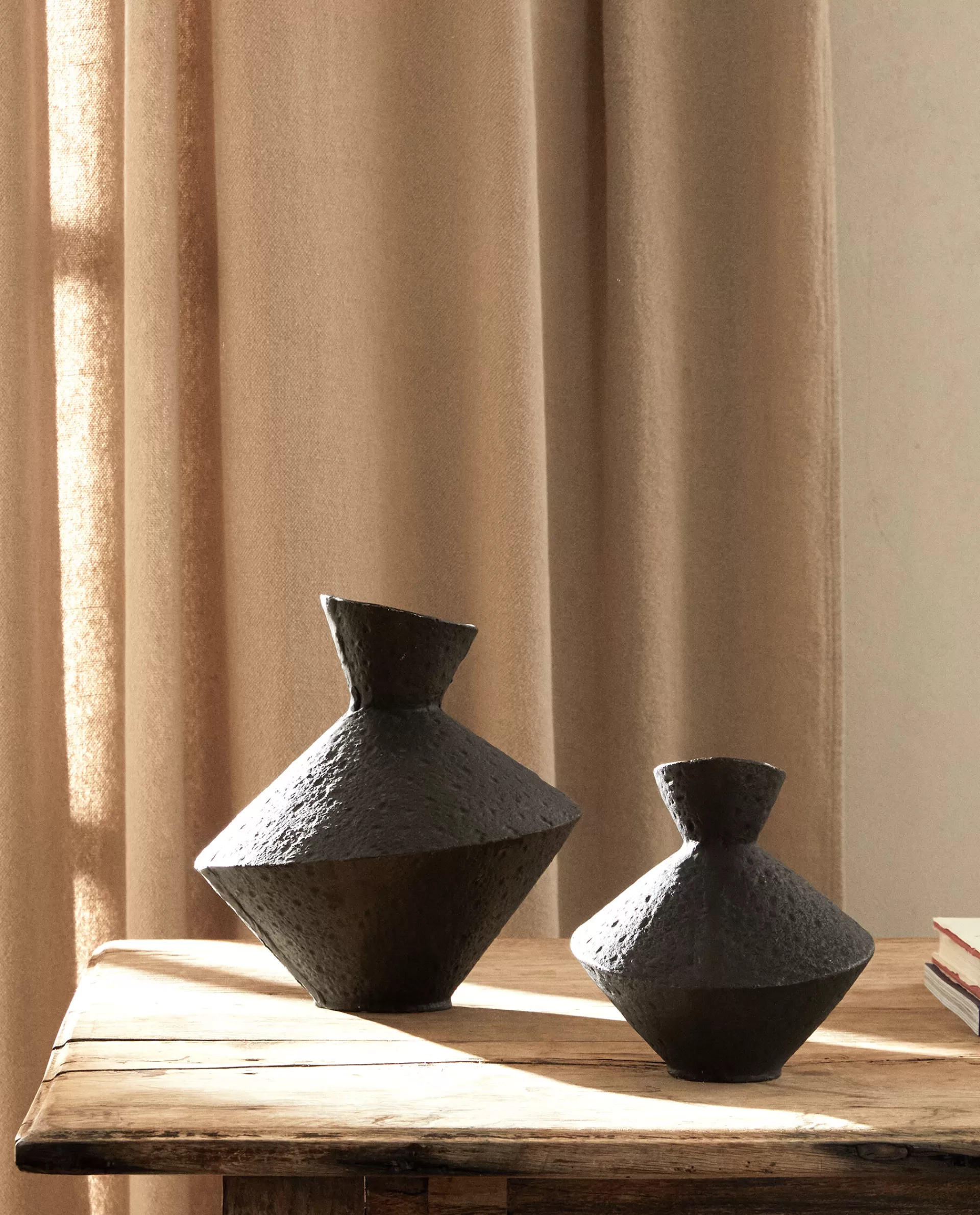dark_vase_2-1.webp ZARA Home Dark Vase Black Sale