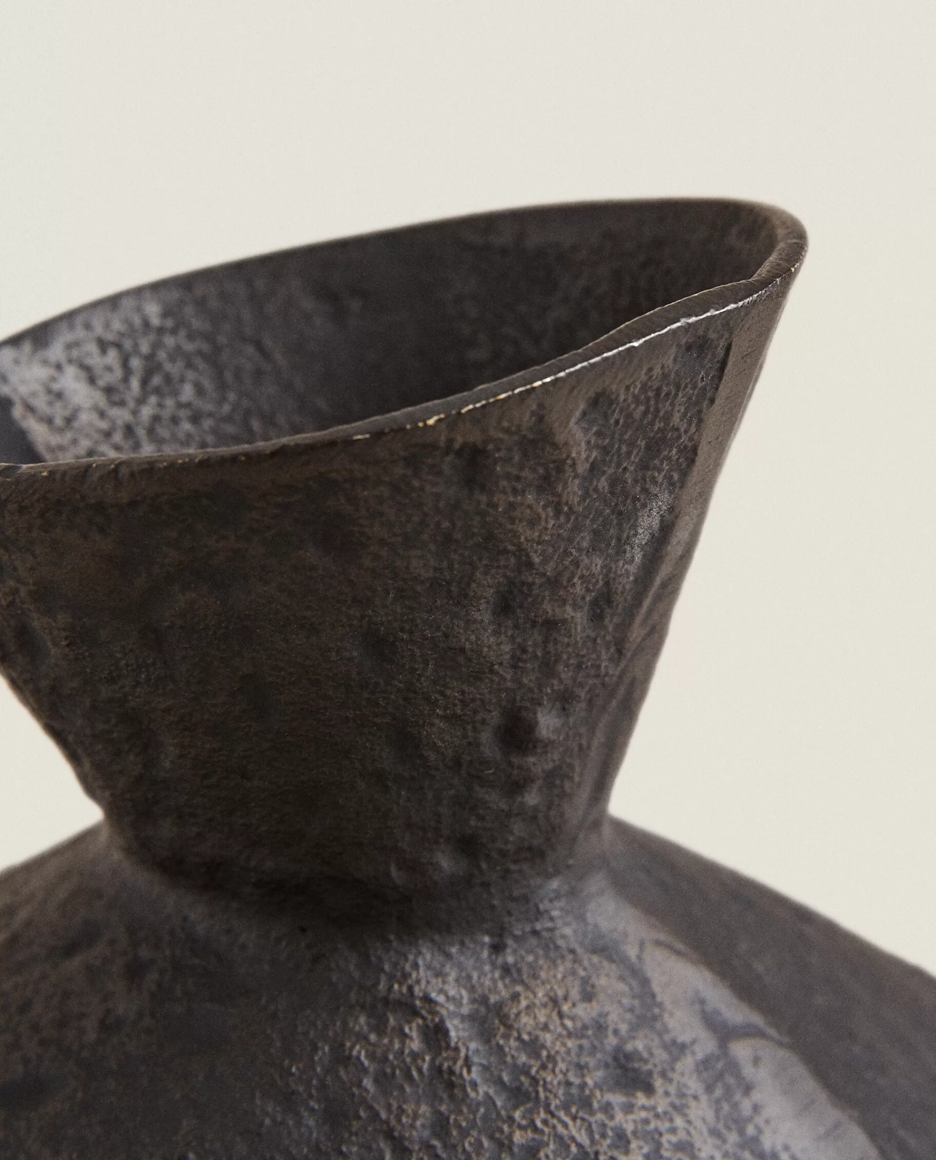 dark_vase_3-1.webp ZARA Home Dark Vase Black Sale