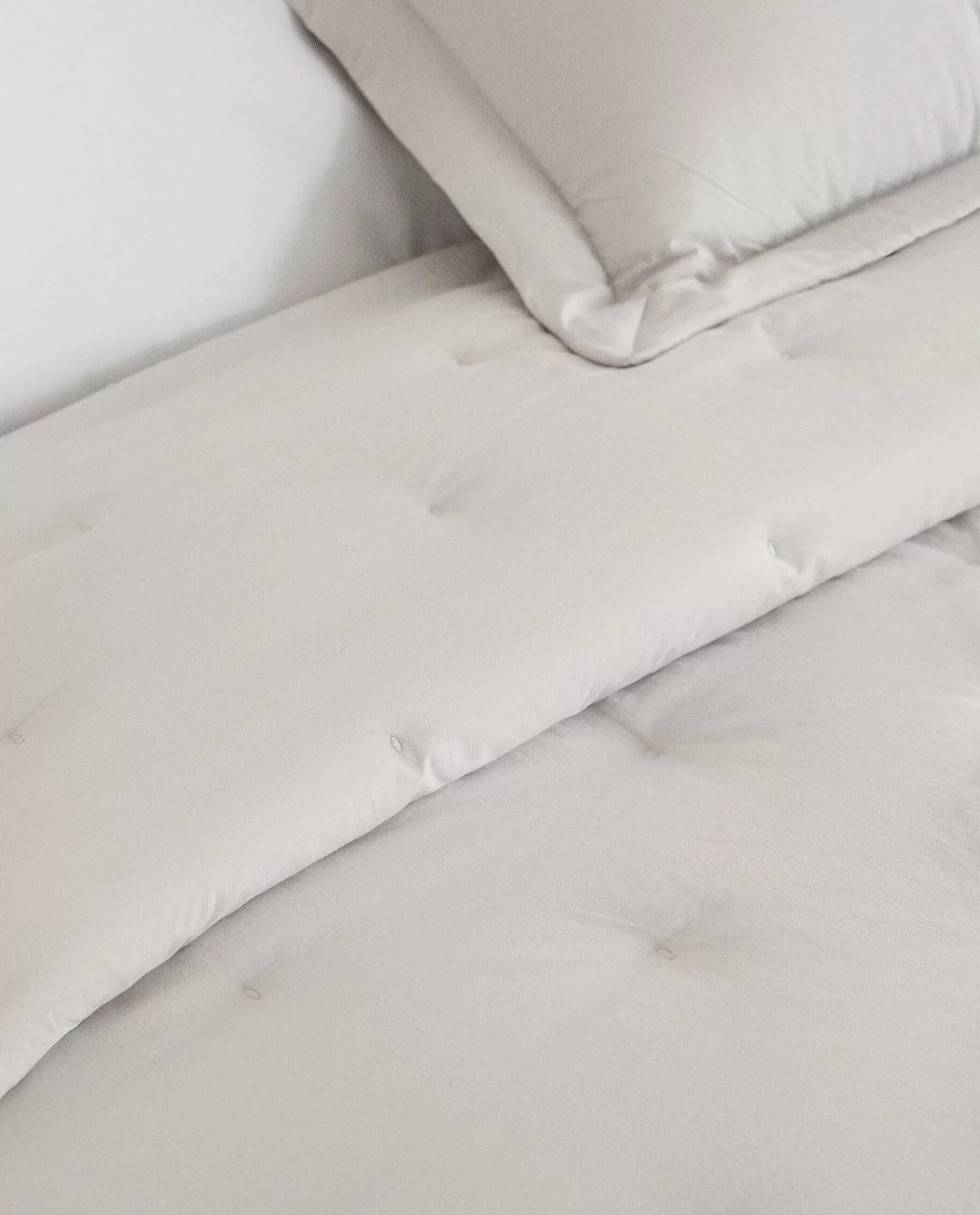 dotted_quilt_3-5.webp ZARA Home Dotted Quilt Grey Online