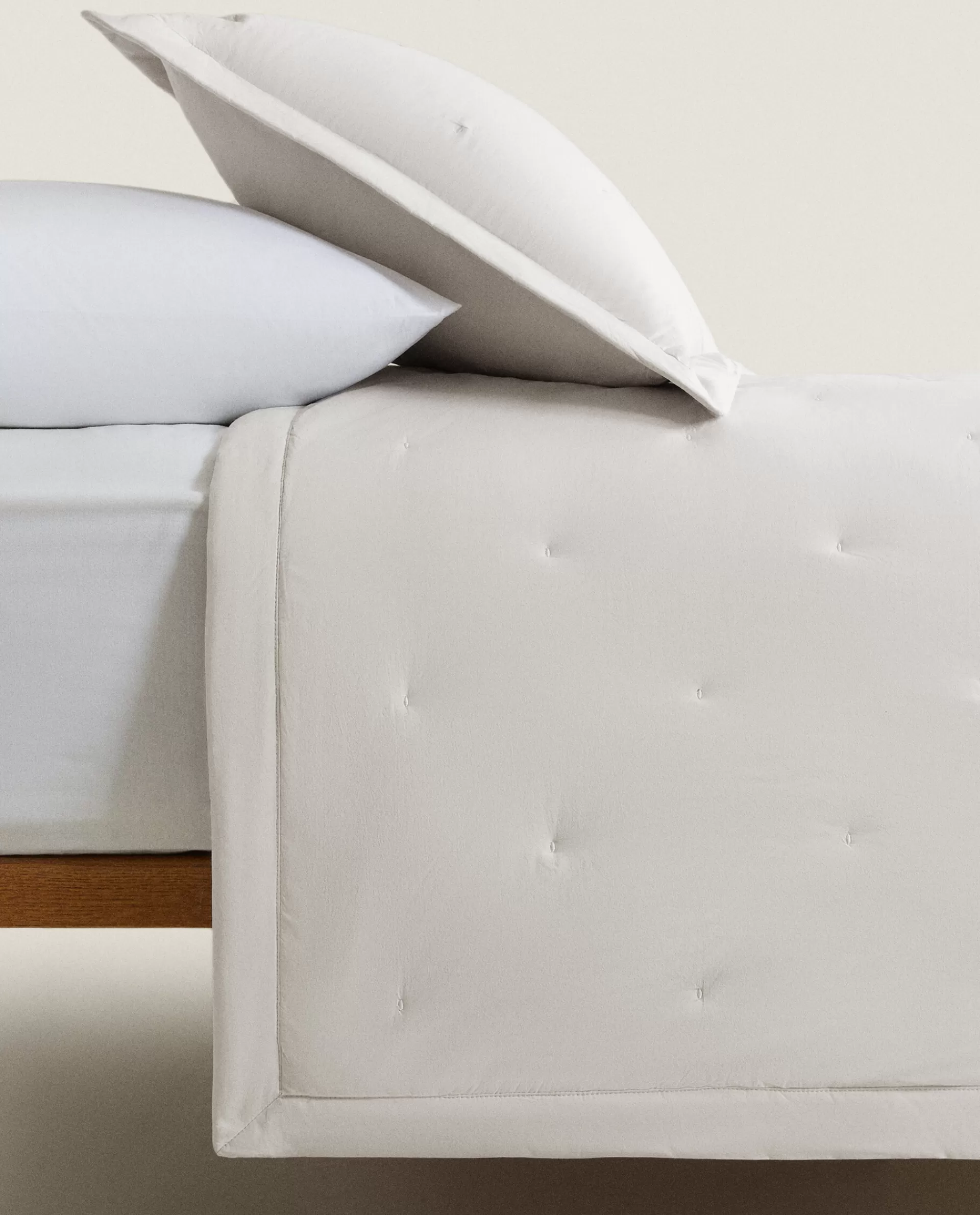 dotted_quilt_4-5.webp ZARA Home Dotted Quilt Grey Online