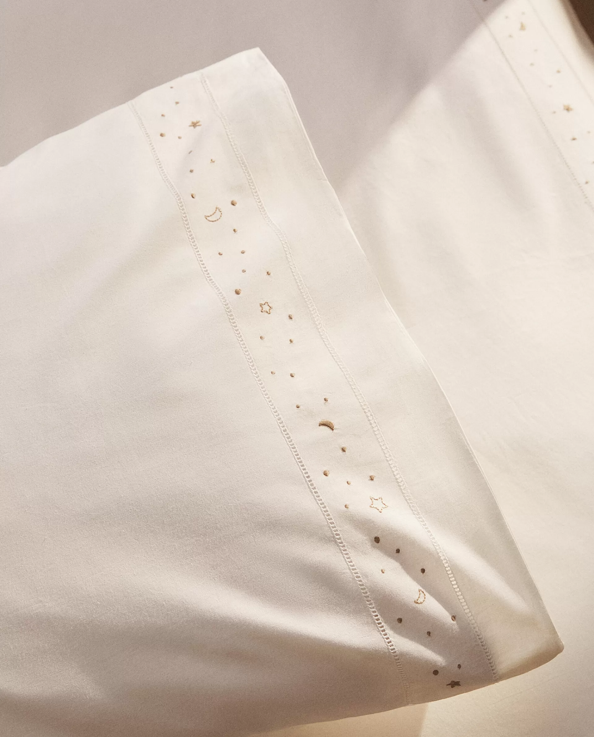 embroidered_moons_and_stars_pillowcase_2-1.webp ZARA Home Embroidered Moons And Stars Pillowcase Taupe Store