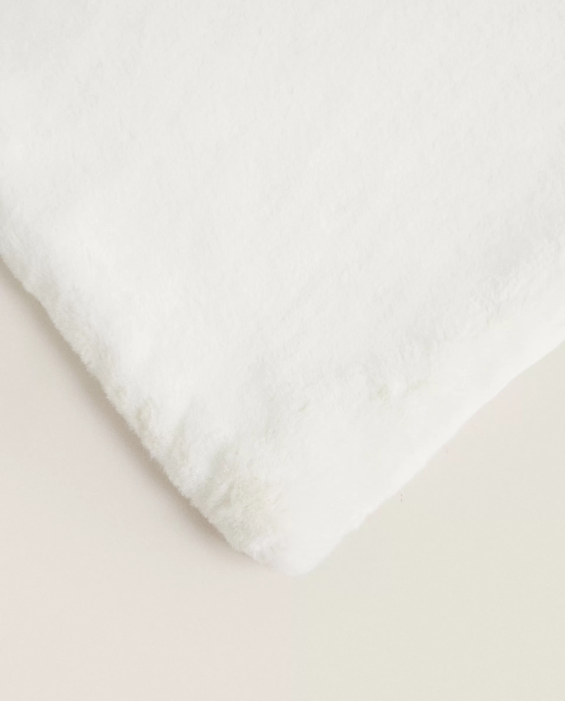 faux_fur_blanket_3-10.webp ZARA Home Faux Fur Blanket Cream Discount