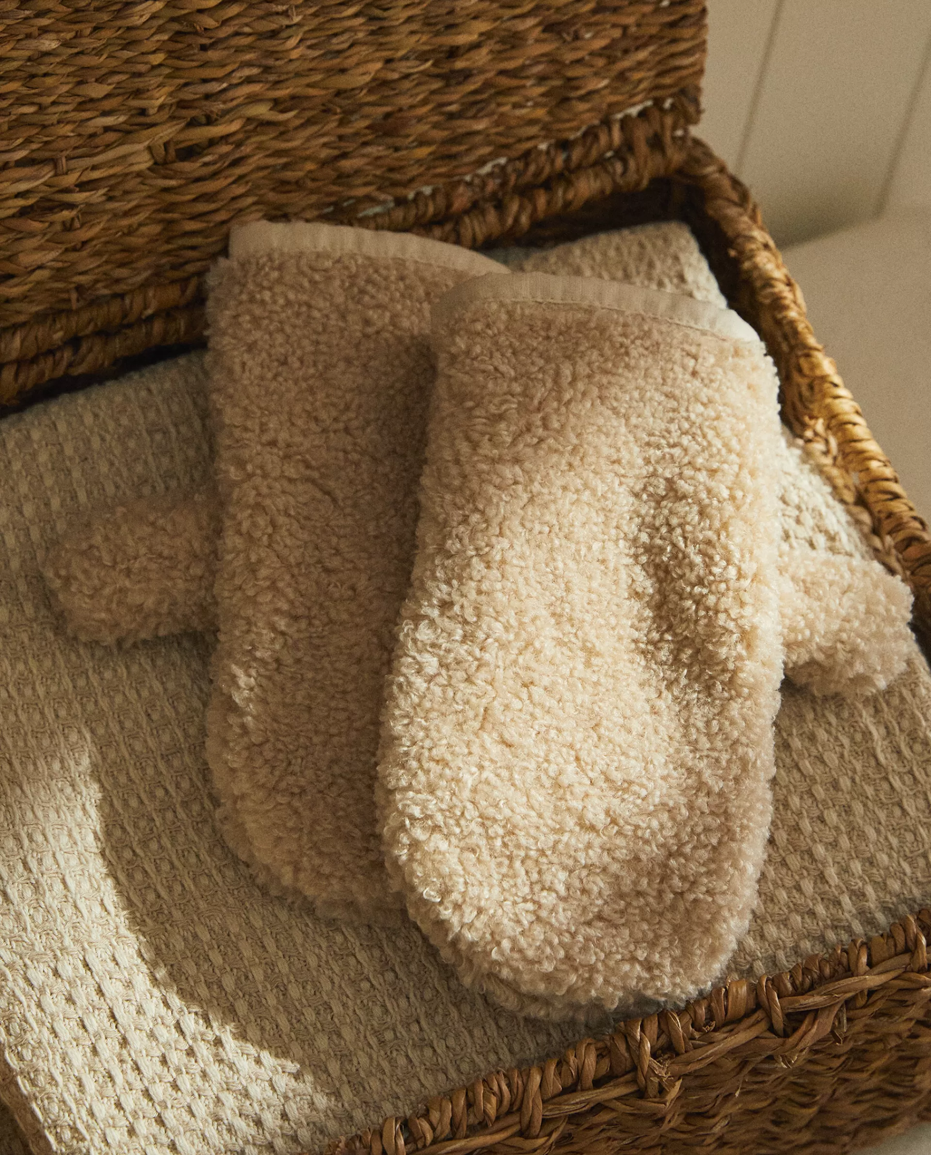 faux_shearling_mittens_2-1.webp ZARA Home Faux Shearling Mittens Beige Cheap