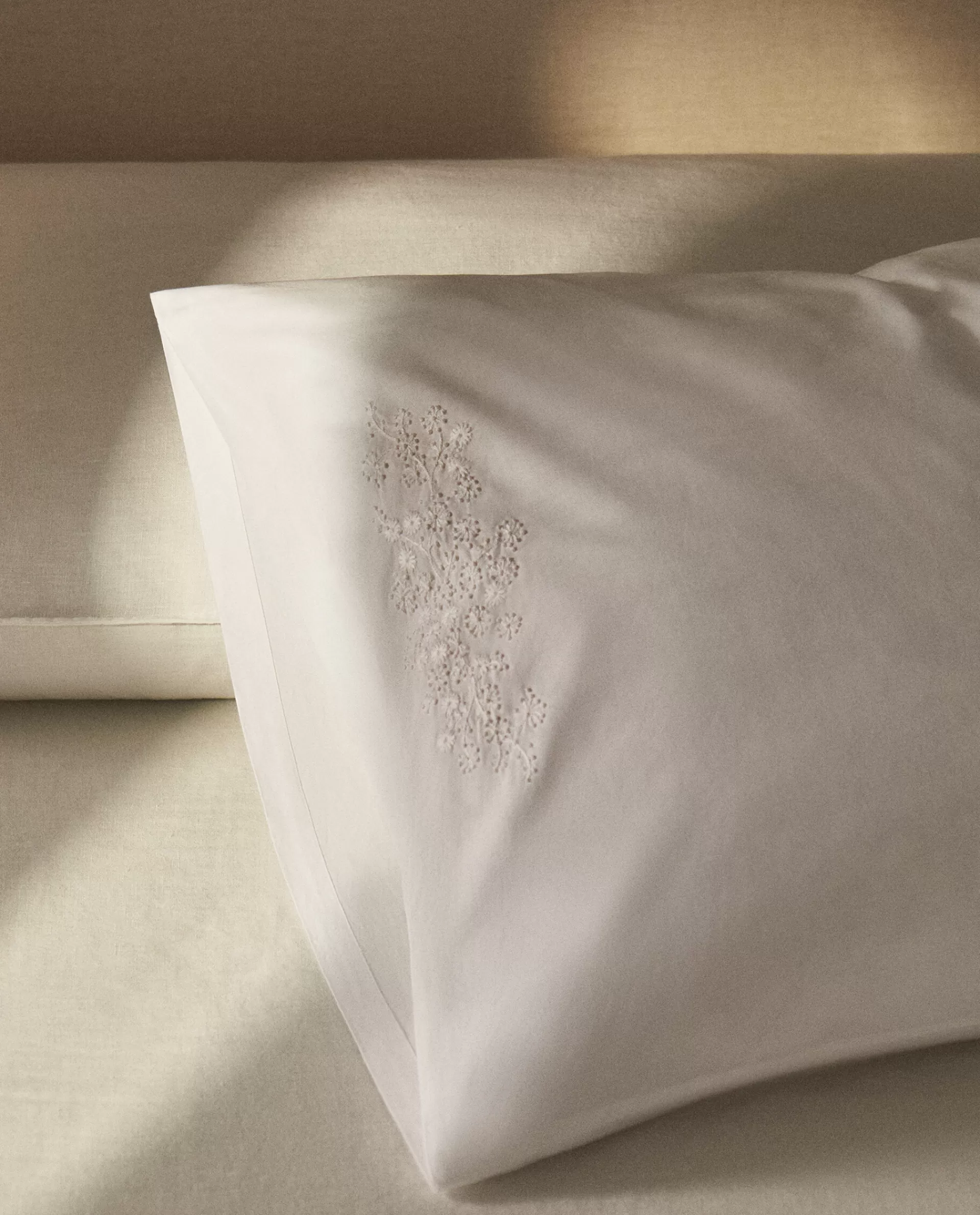 floral_embroidery_pillowcase_2-1.webp ZARA Home Floral Embroidery Pillowcase White Hot