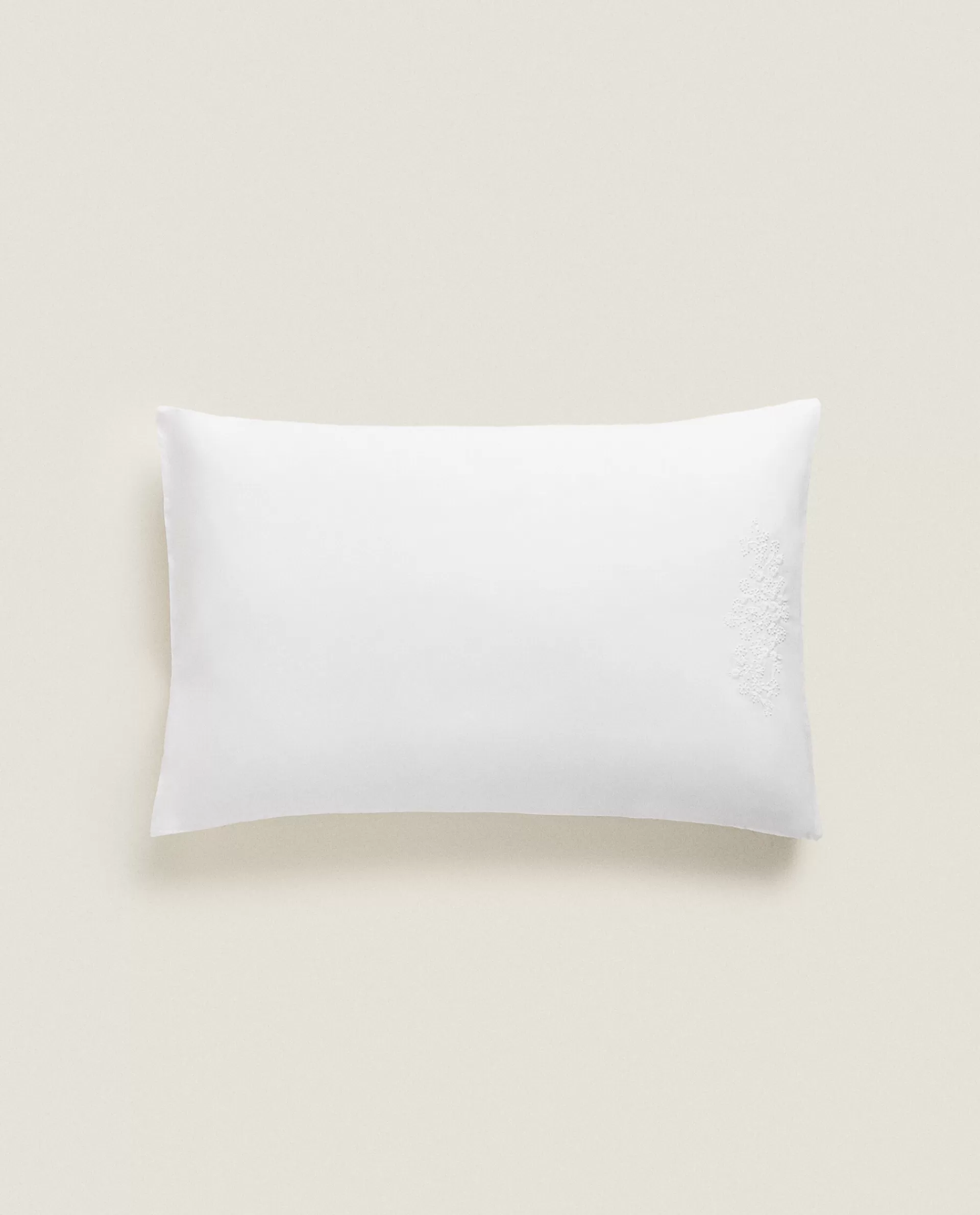 floral_embroidery_pillowcase_4-1.webp ZARA Home Floral Embroidery Pillowcase White Hot