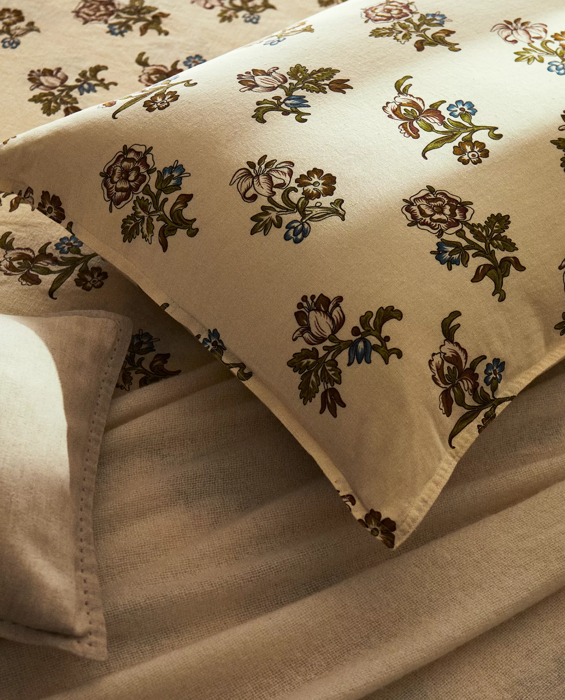 floral_print_pillowcase_2-11.webp ZARA Home Floral Print Pillowcase Sand Shop