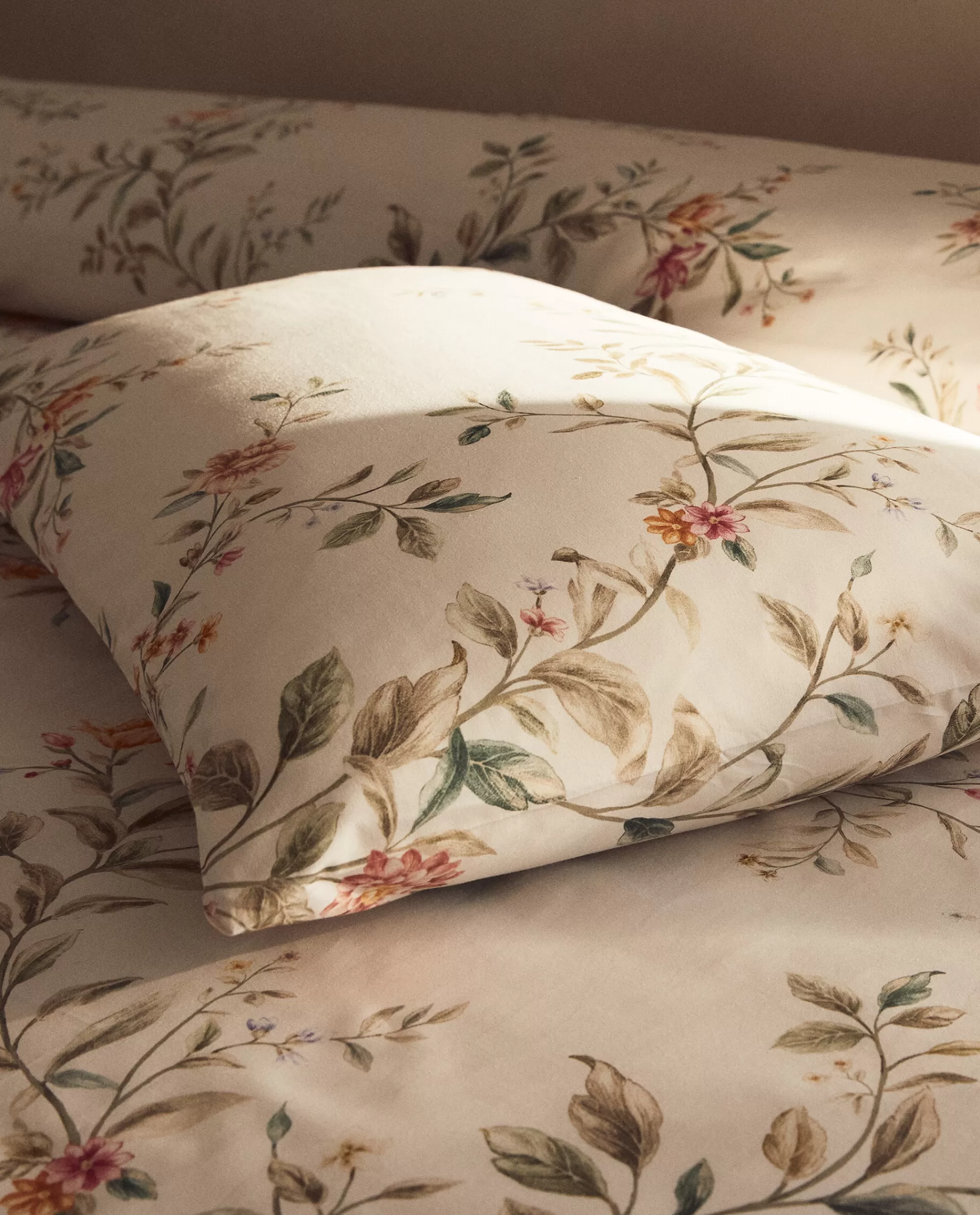 floral_print_pillowcase_2-21.webp ZARA Home Floral Print Pillowcase Oyster White Best Sale