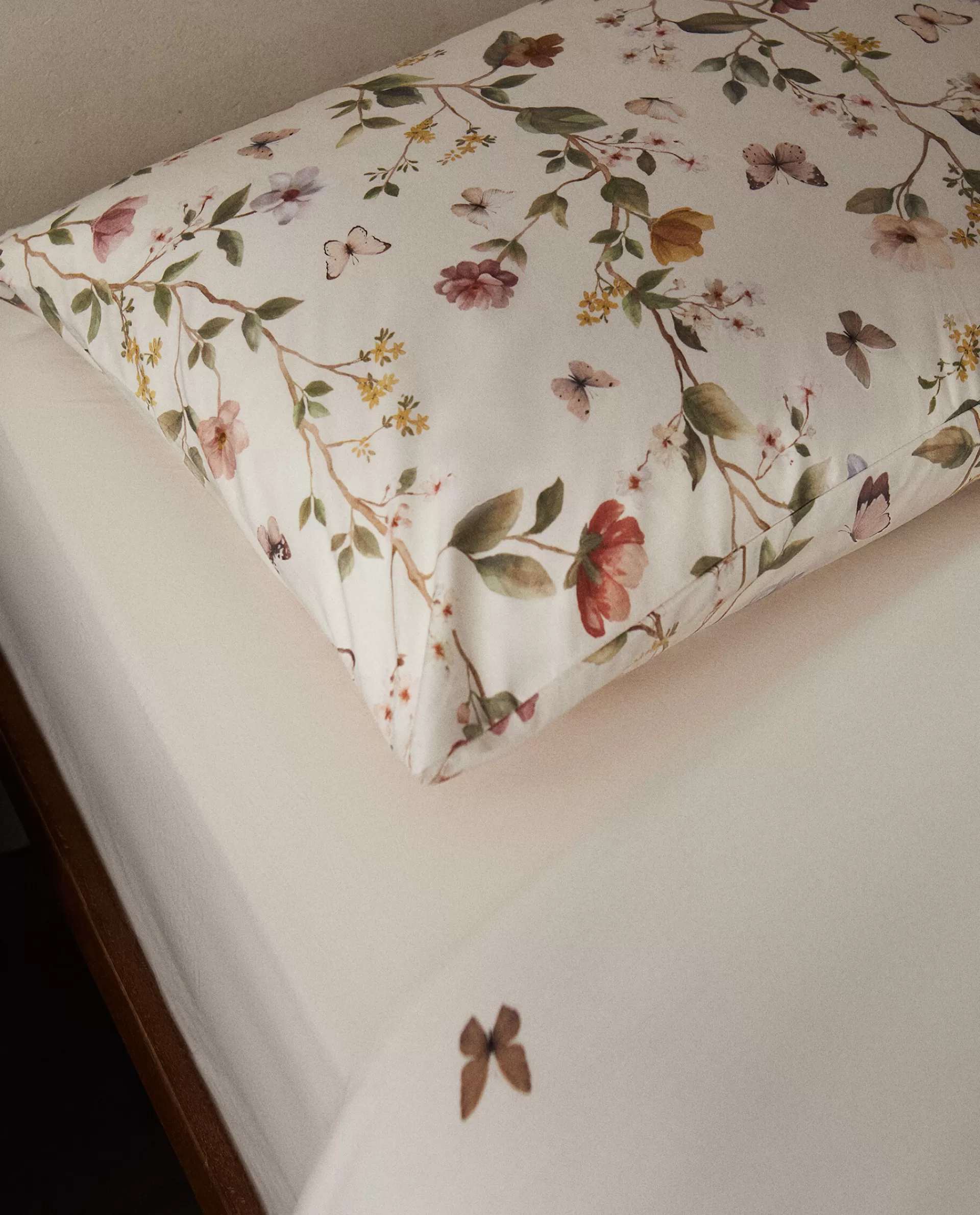 flower_and_butterfly_print_pillowcase_2-1.webp ZARA Home Flower And Butterfly Print Pillowcase Oyster White Clearance