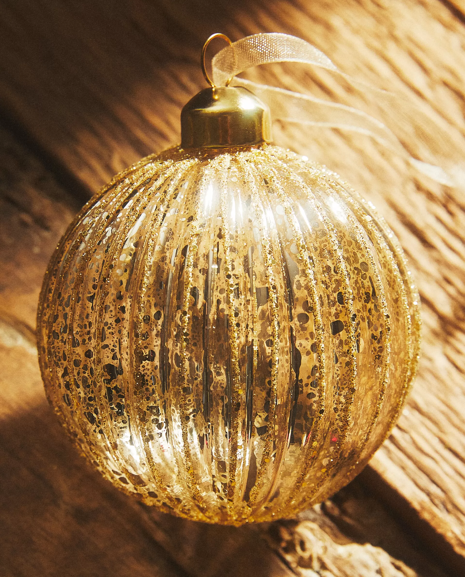 glass_christmas_bauble_decoration_with_stripes_2-2.webp ZARA Home Glass Christmas Bauble Decoration With Stripes Golden Flash Sale
