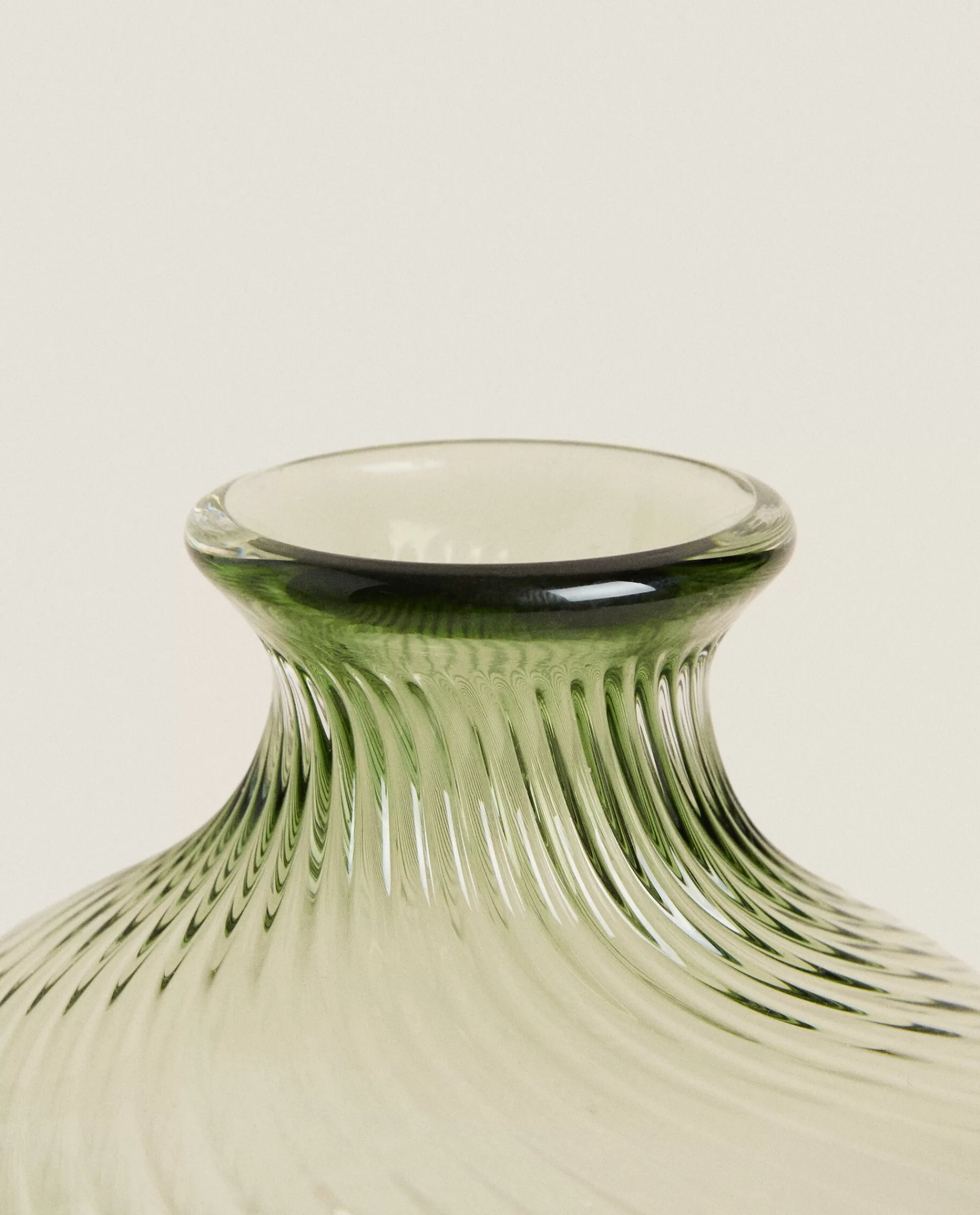 glass_vase_3-1.webp ZARA Home Glass Vase Green Outlet