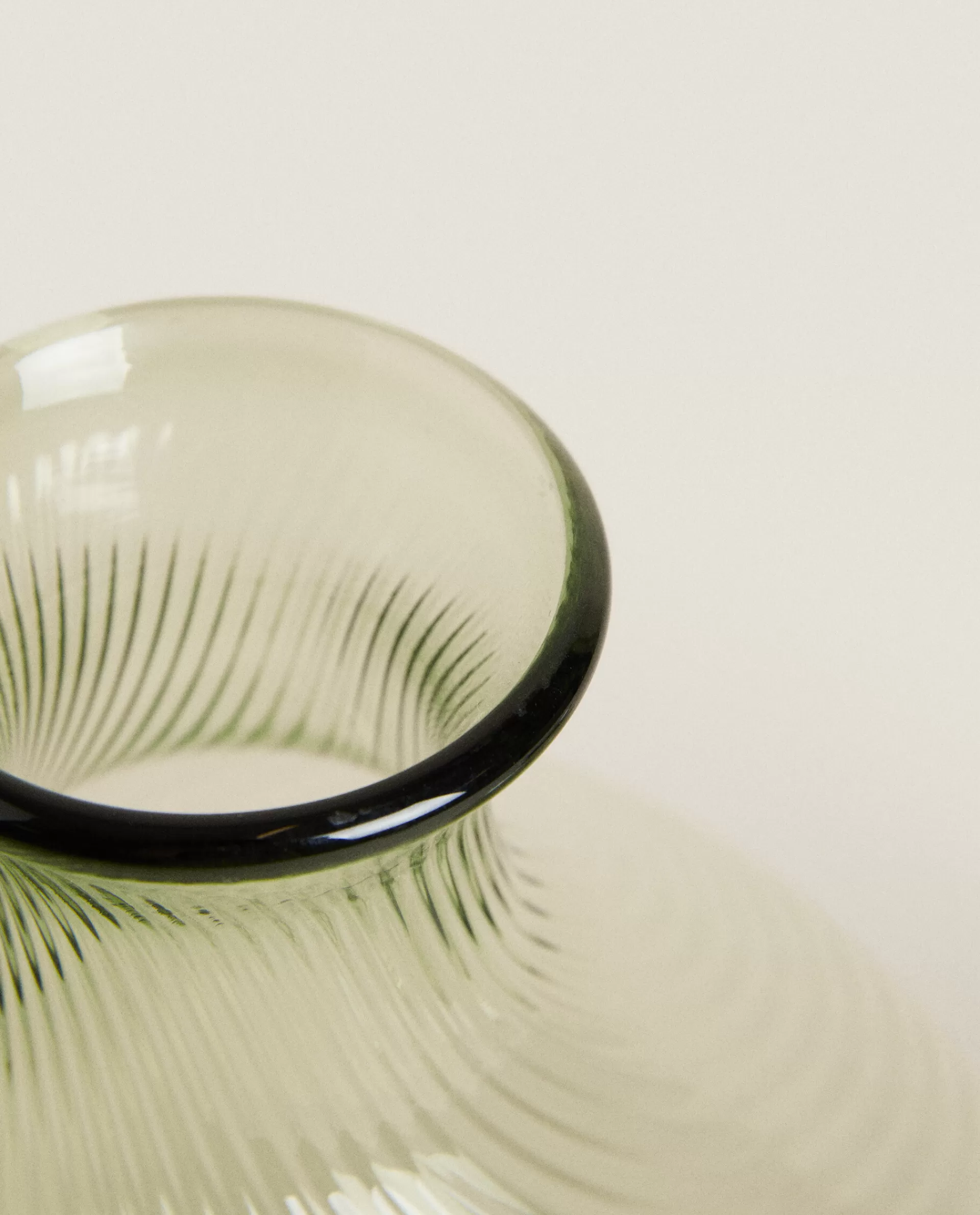 glass_vase_4-1.webp ZARA Home Glass Vase Green Outlet