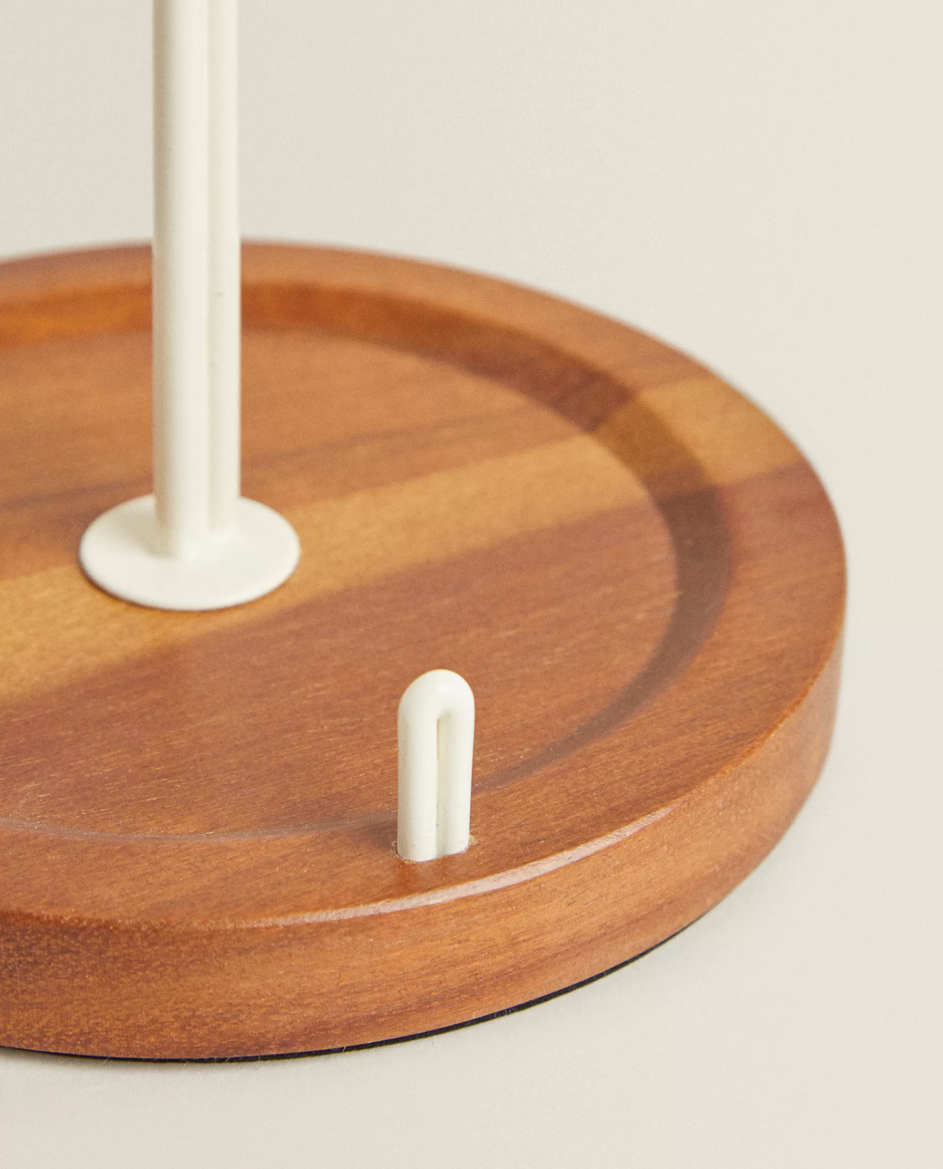 iron_and_wood_paper_towel_holder_3-1.webp ZARA Home Iron And Wood Paper Towel Holder Cream New