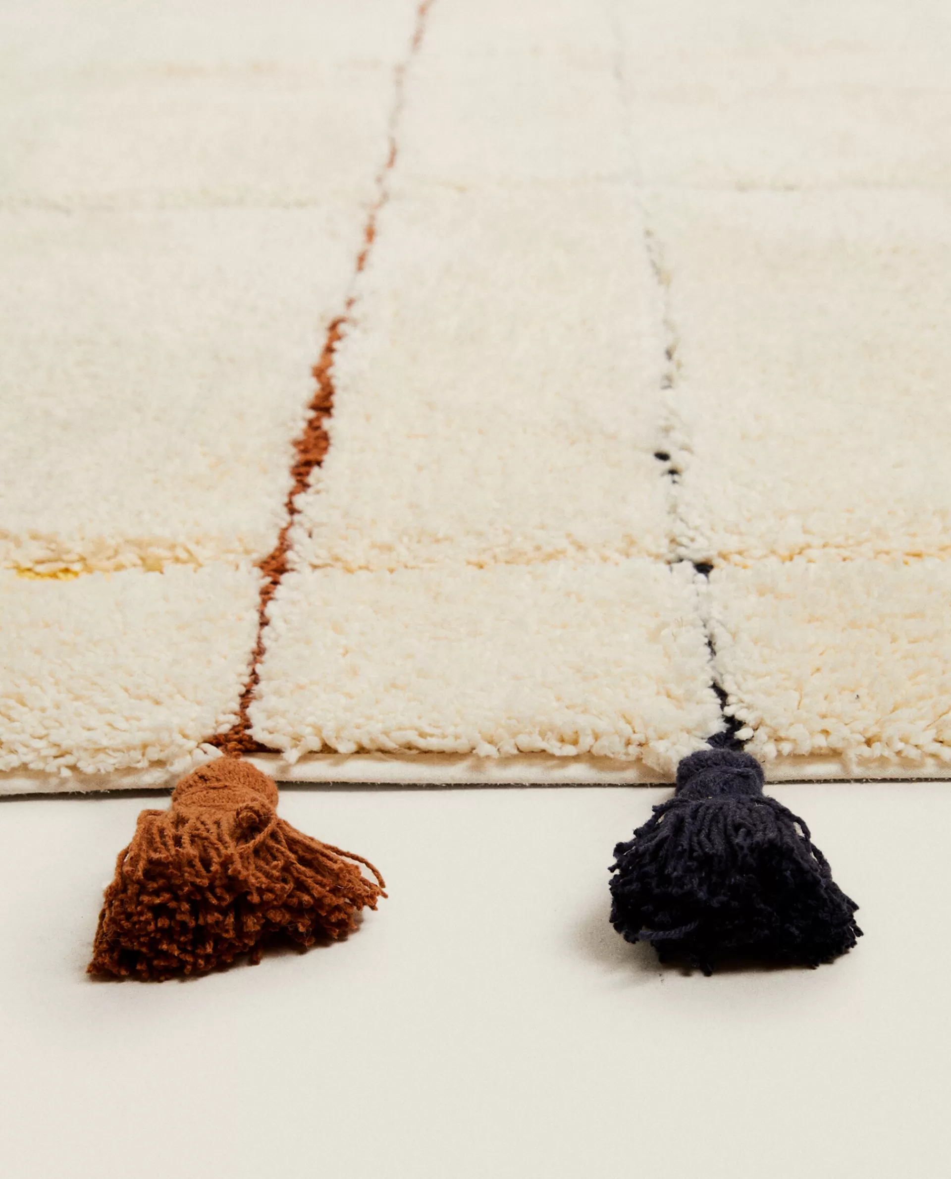 kids_check_and_tassels_rug_3-1.webp ZARA Home Kids' Check And Tassels Rug Multicolored Store