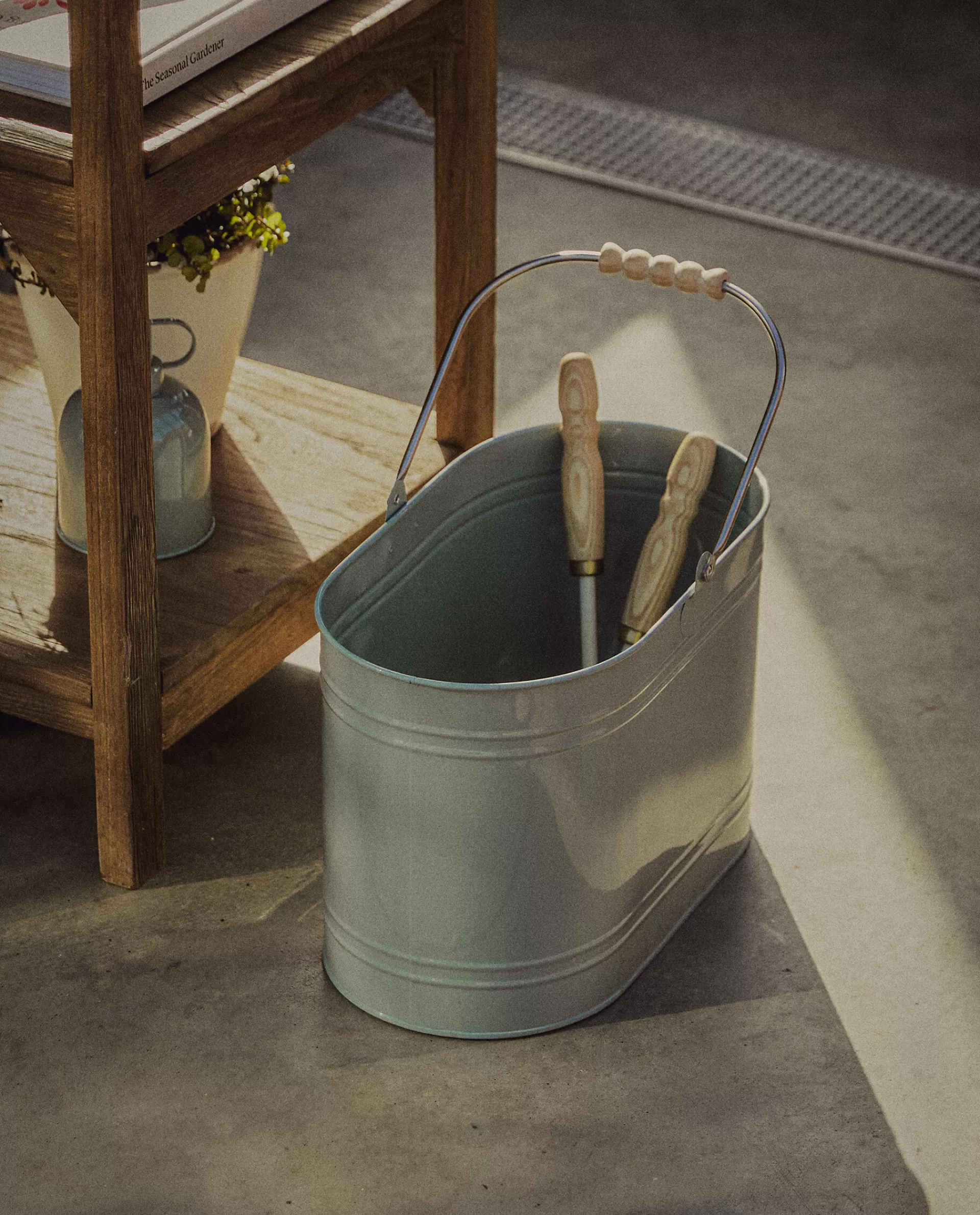 lacquered_steel_bucket_2-1.webp ZARA Home Lacquered Steel Bucket Green Cheap