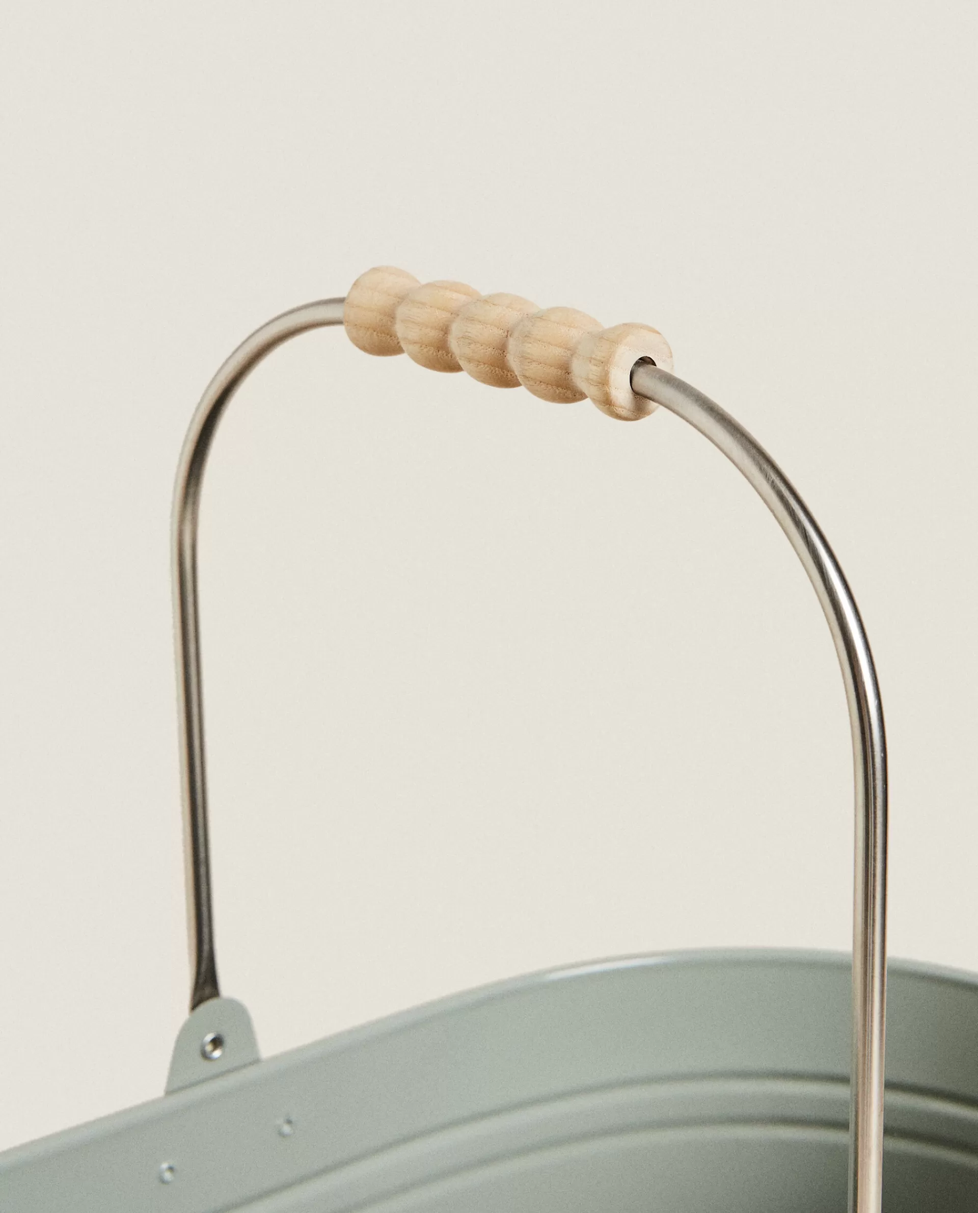 lacquered_steel_bucket_3-1.webp ZARA Home Lacquered Steel Bucket Green Cheap