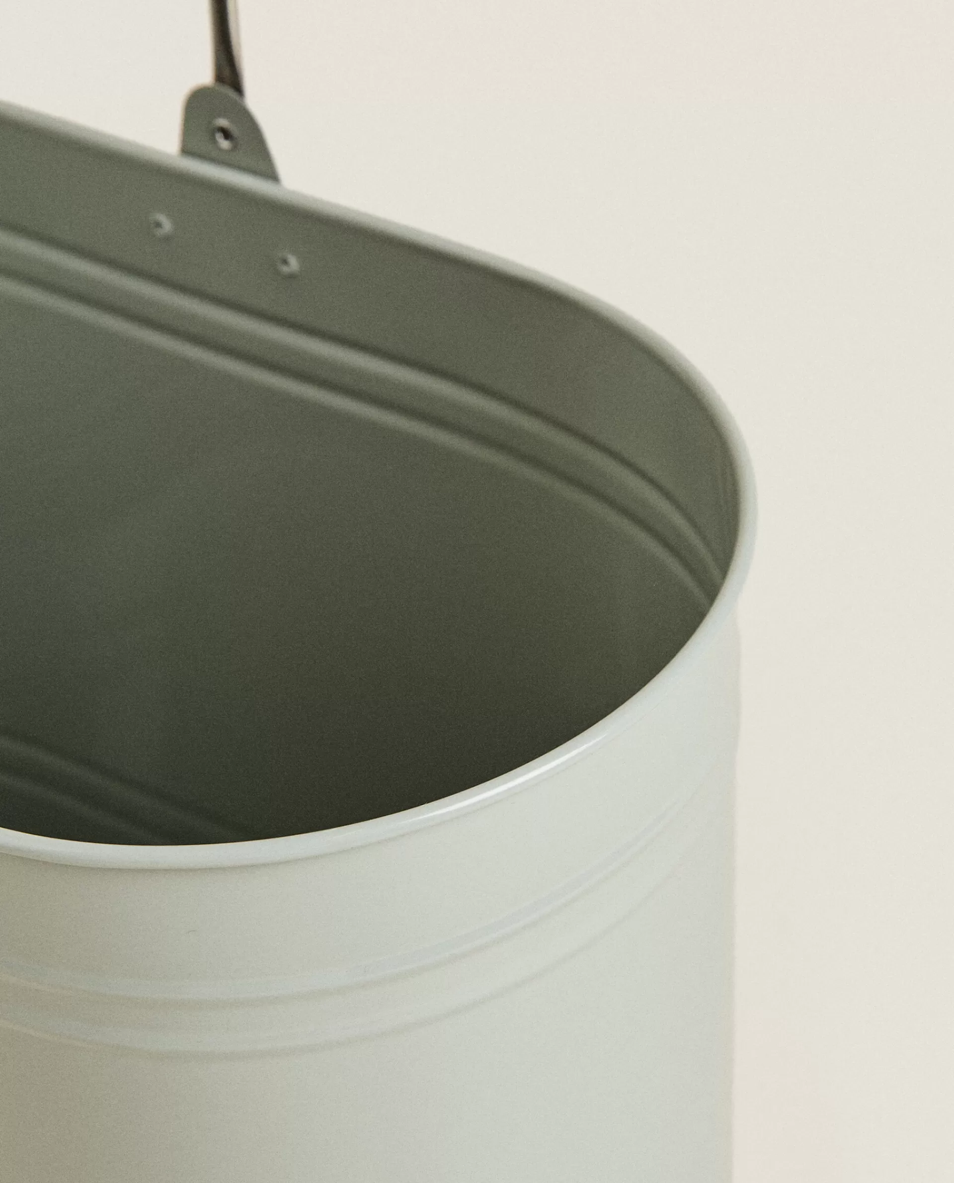 lacquered_steel_bucket_4-1.webp ZARA Home Lacquered Steel Bucket Green Cheap