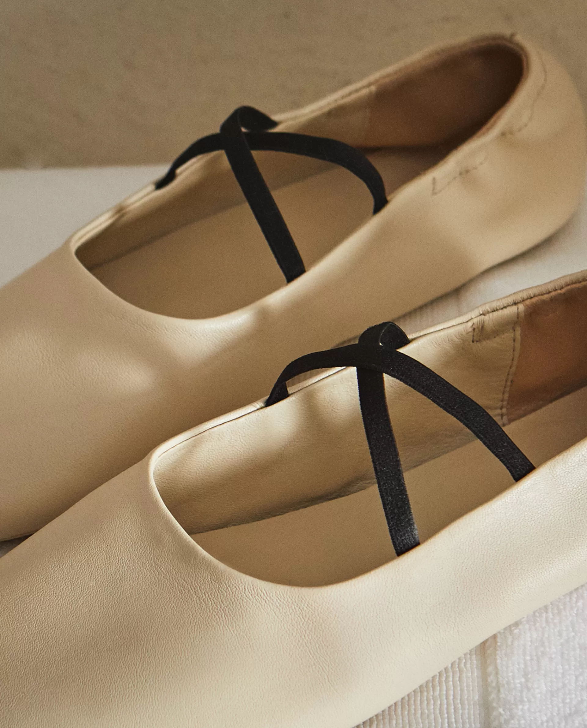 leather_ballet_flats_with_a_high_vamp_2-1.webp ZARA Home Leather Ballet Flats With A High Vamp Ecru Hot