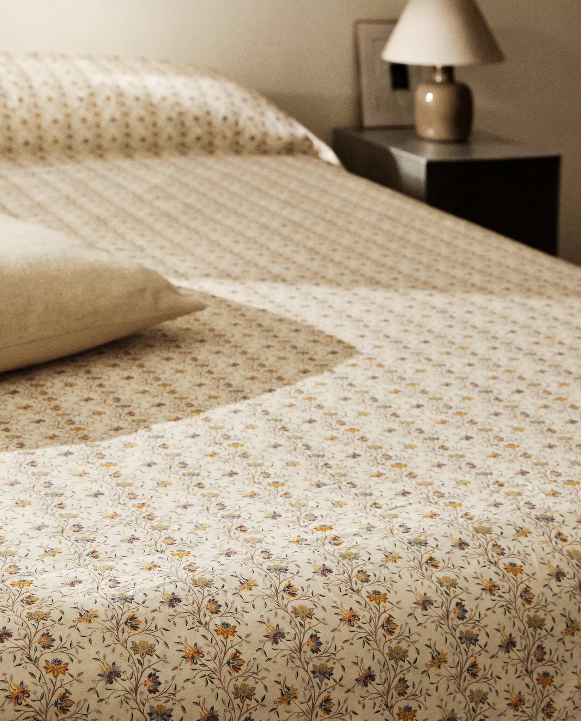 mini_floral_print_duvet_cover_2-1.webp ZARA Home Mini Floral Print Duvet Cover Oyster White Fashion