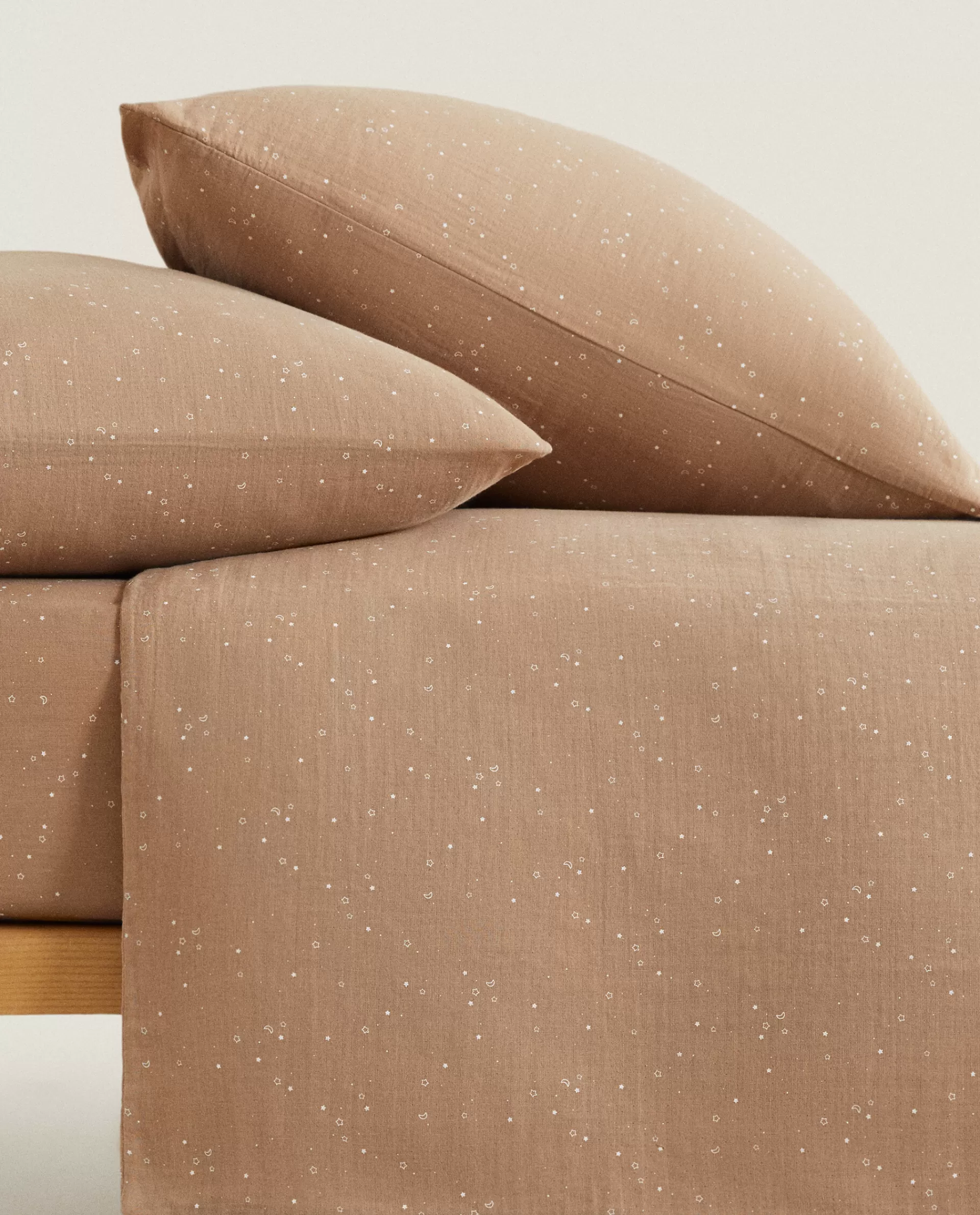 moons_and_stars_duvet_cover_3-2.webp ZARA Home Moons And Stars Duvet Cover Taupe Fashion