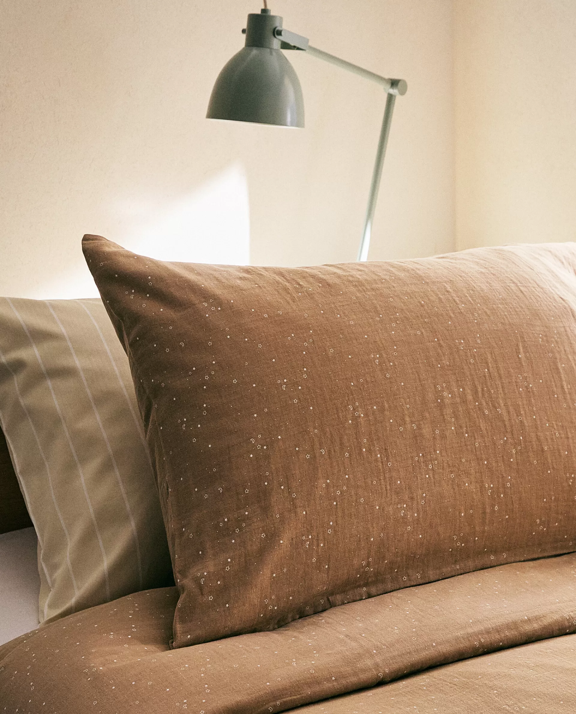 moons_and_stars_pillowcase_2-1.webp ZARA Home Moons And Stars Pillowcase Taupe Best