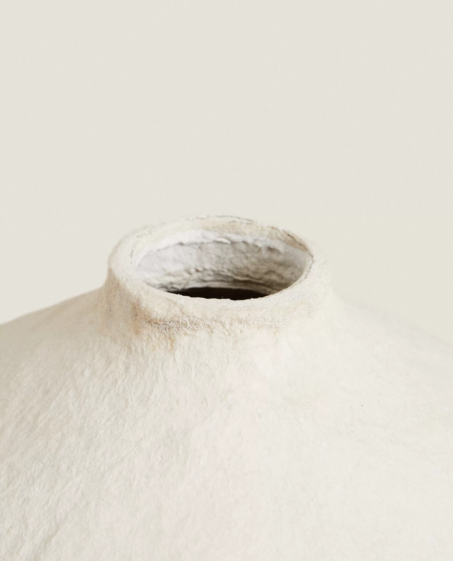 papiermache_vase_3-3.webp ZARA Home Papier-Mache Vase White Outlet