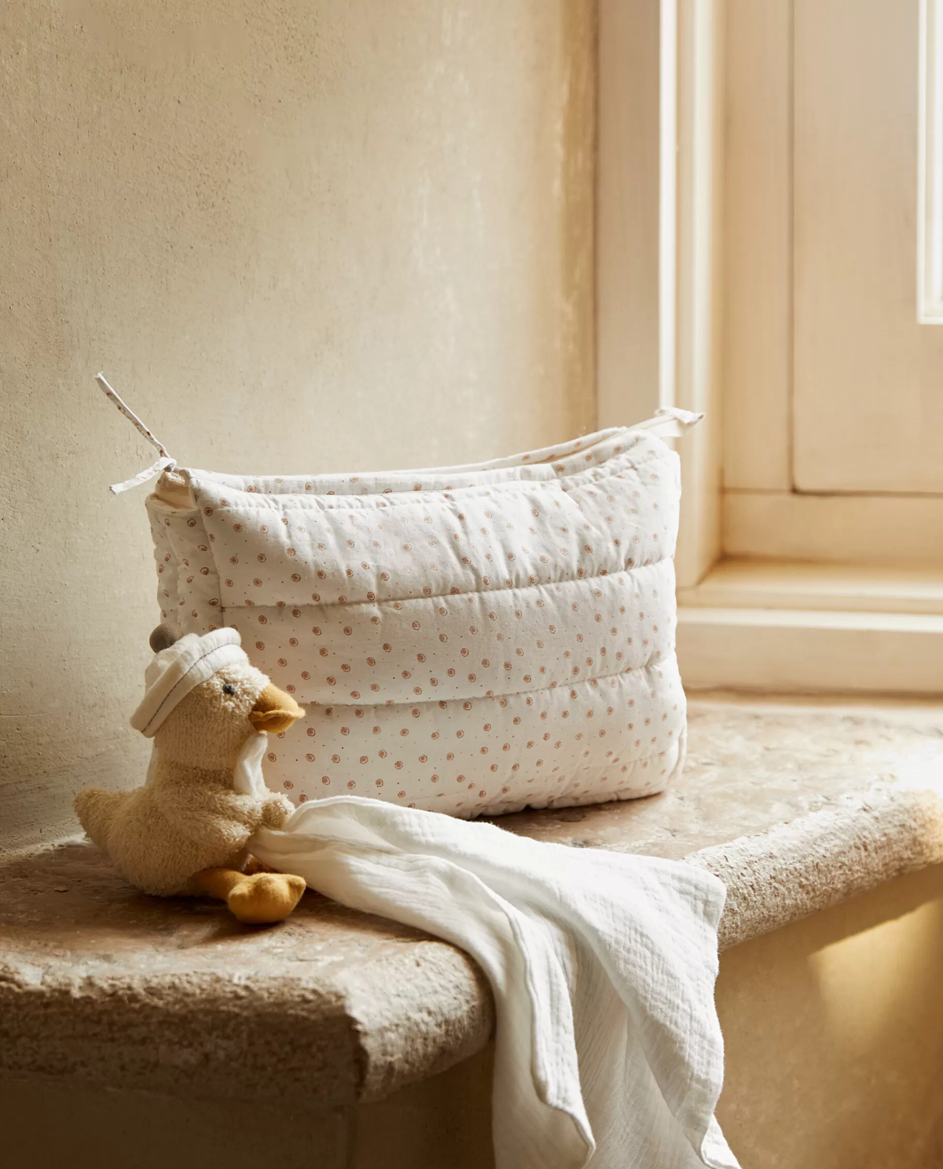 polka_dot_cotton_toiletry_bag_2-1.webp ZARA Home Polka Dot Cotton Toiletry Bag White Flash Sale