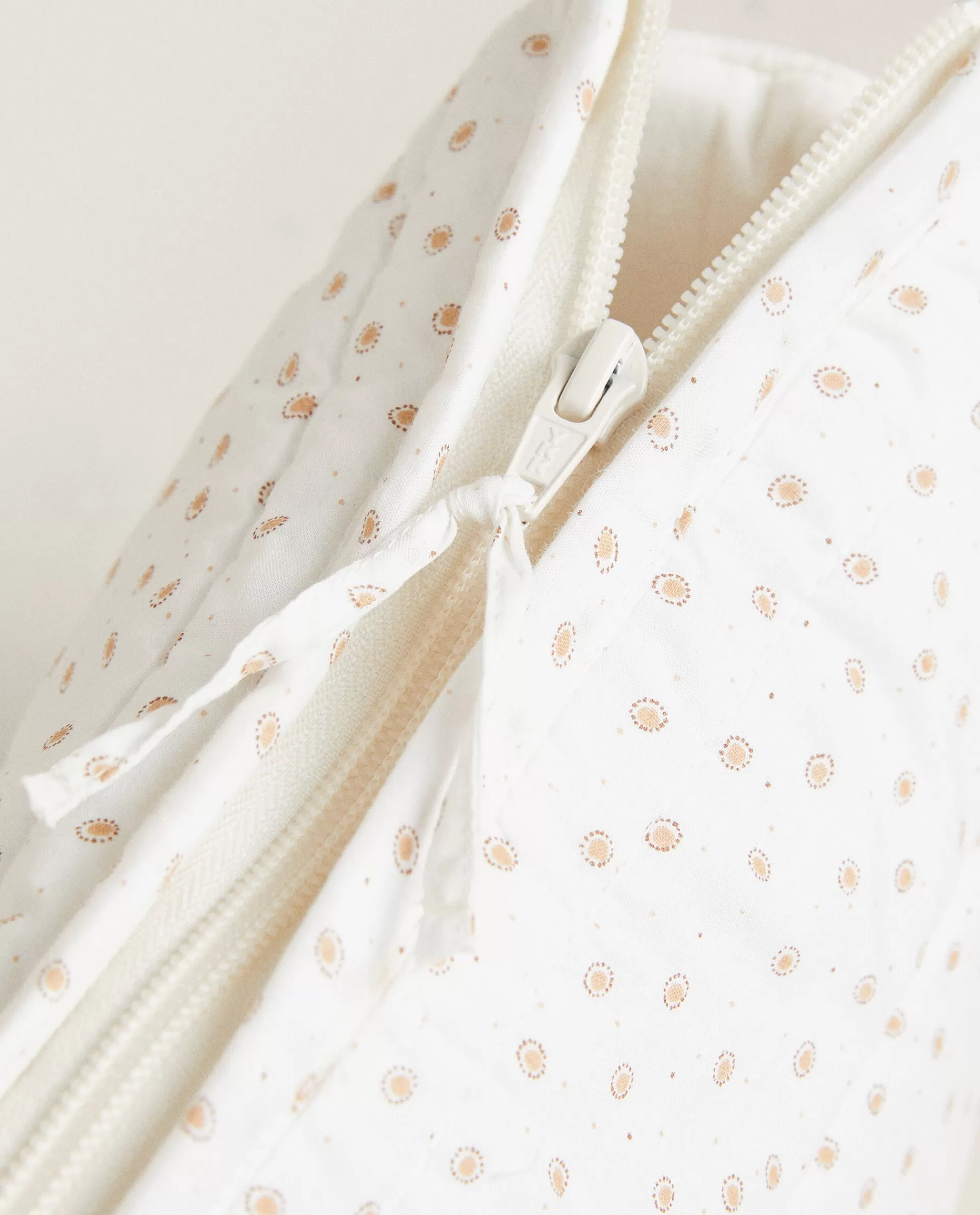 polka_dot_cotton_toiletry_bag_4-1.webp ZARA Home Polka Dot Cotton Toiletry Bag White Flash Sale