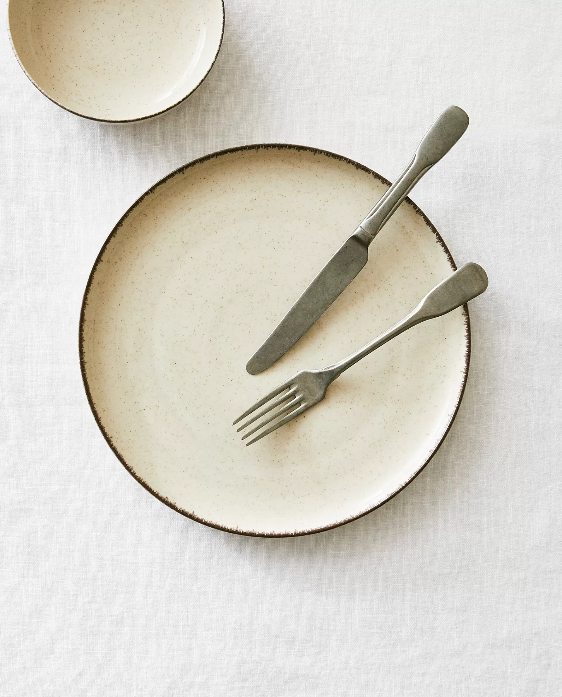 porcelain_dinner_plate_with_antique_finish_rim_2-2.webp ZARA Home Porcelain Dinner Plate With Antique Finish Rim Ecru Outlet