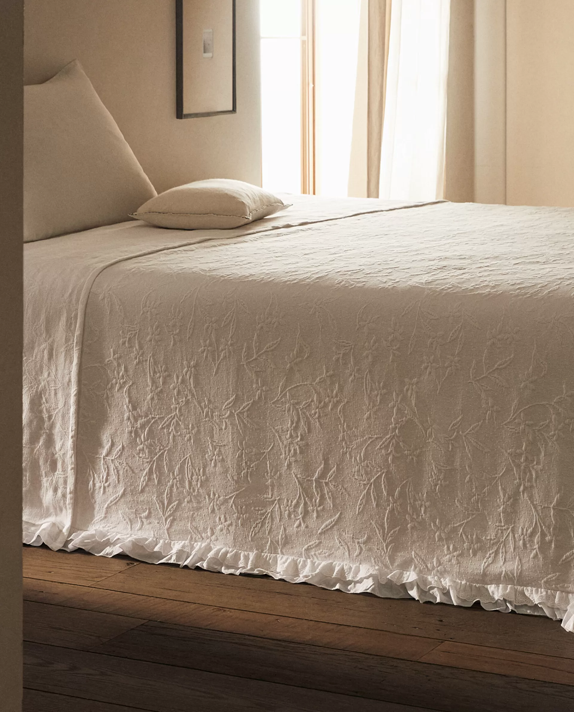 ruffle_trim_bedspread_2-10.webp ZARA Home Ruffle Trim Bedspread White Sale