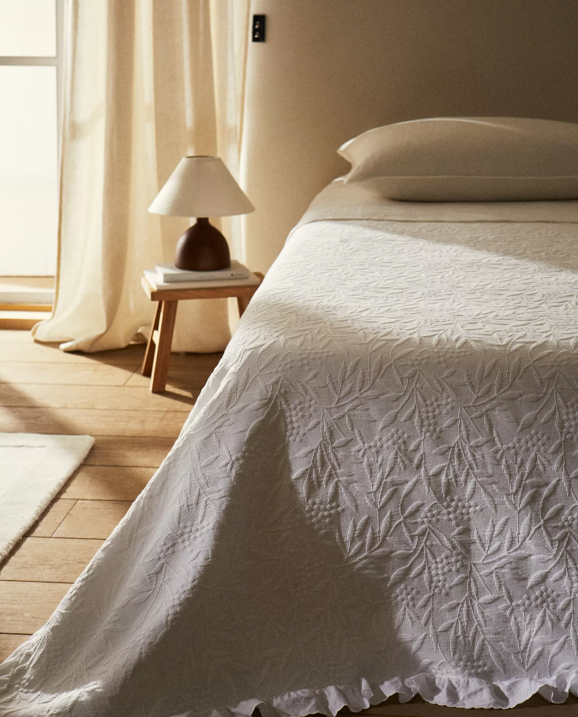 ruffle_trim_bedspread_2-7.webp ZARA Home Ruffle Trim Bedspread White Online