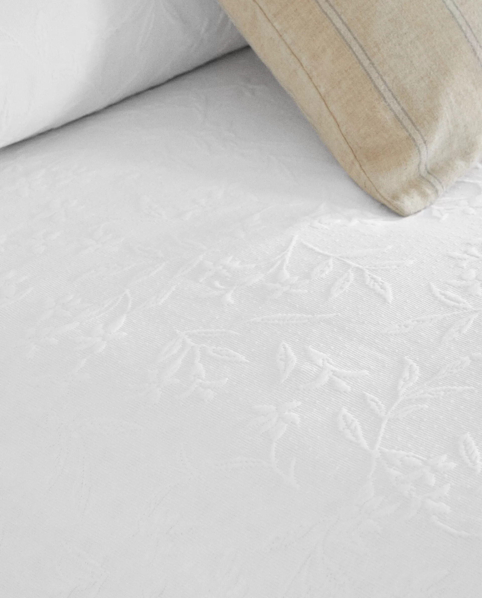 ruffle_trim_bedspread_3-10.webp ZARA Home Ruffle Trim Bedspread White Sale