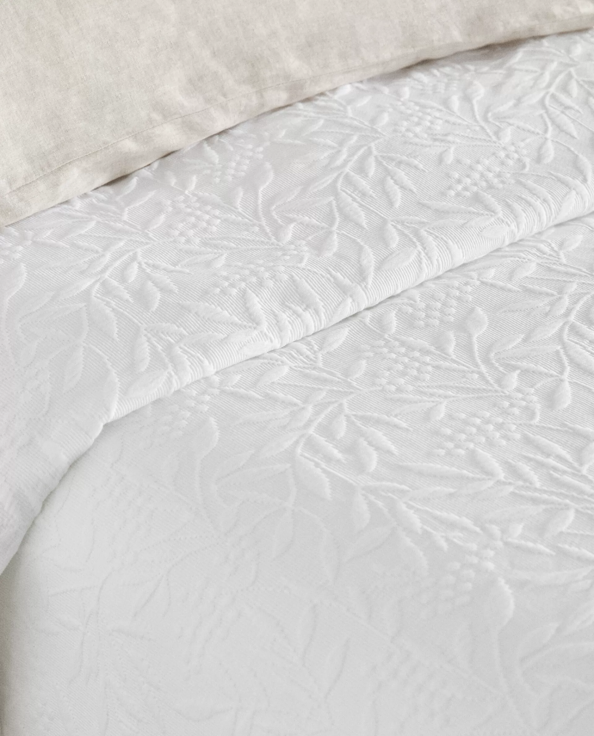 ruffle_trim_bedspread_3-7.webp ZARA Home Ruffle Trim Bedspread White Online