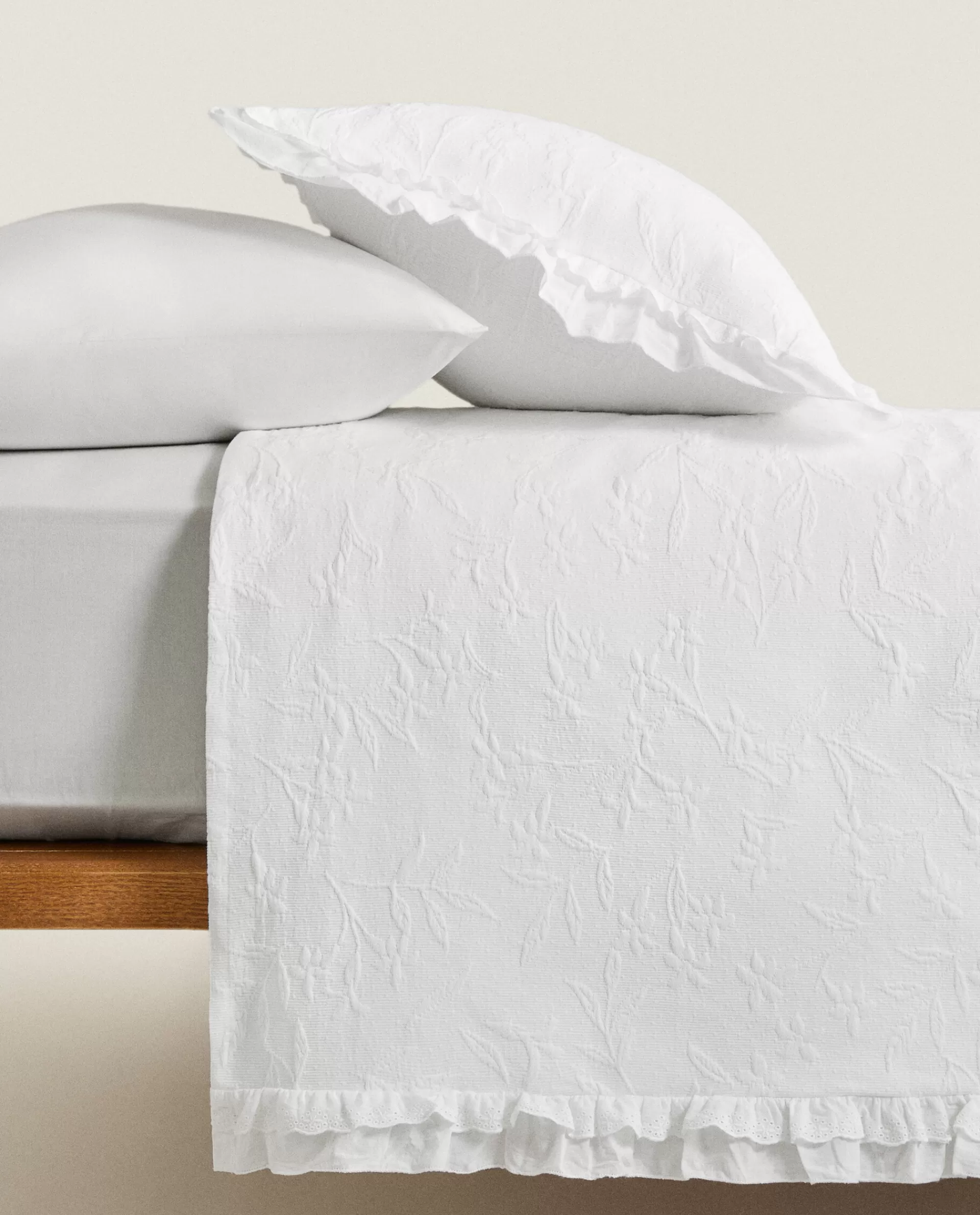 ruffle_trim_bedspread_4-10.webp ZARA Home Ruffle Trim Bedspread White Sale