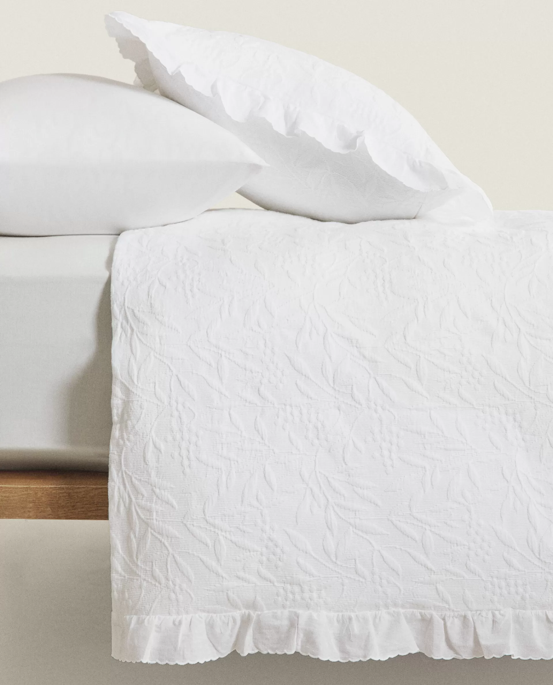 ruffle_trim_bedspread_4-7.webp ZARA Home Ruffle Trim Bedspread White Online