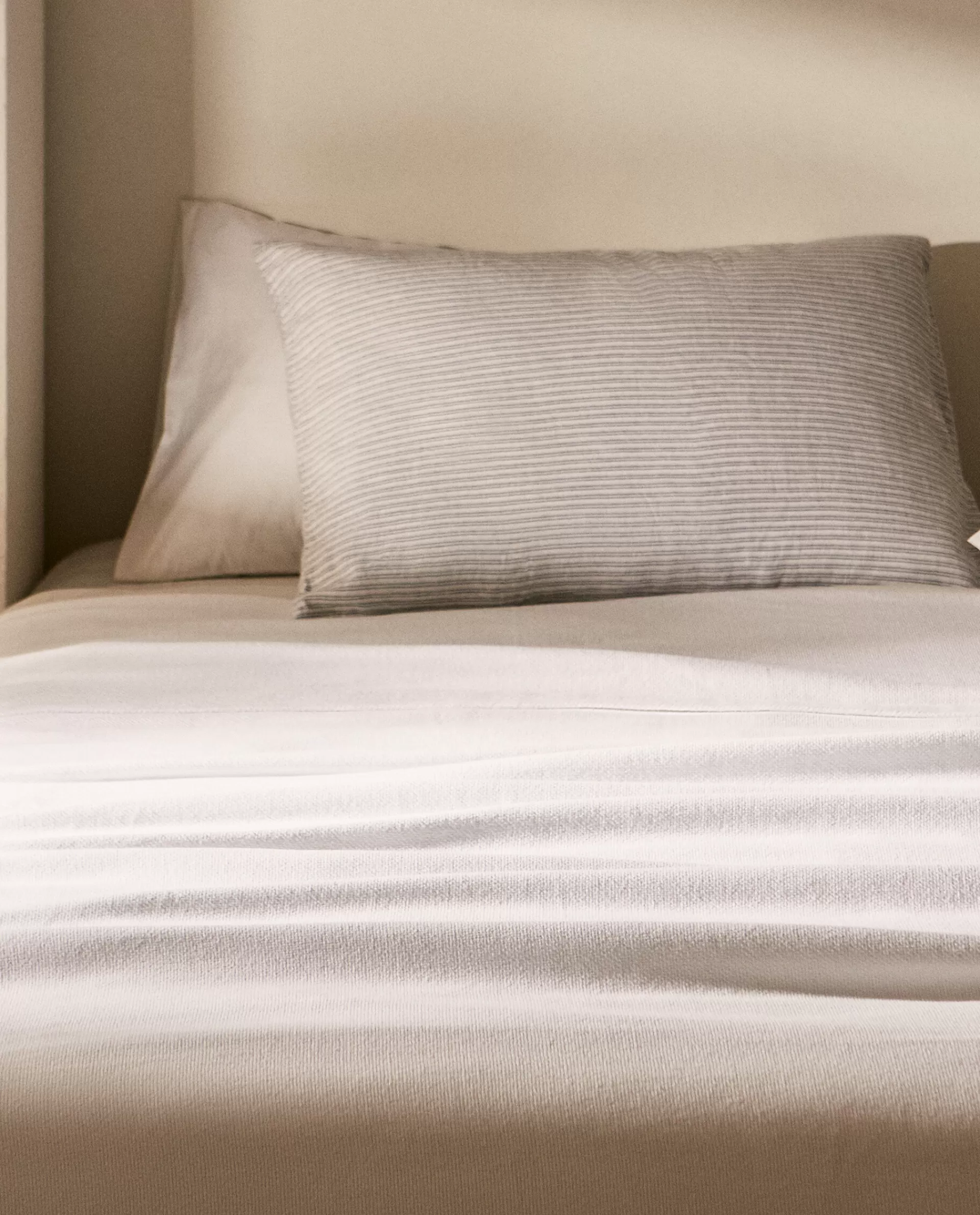 solid_color_cotton_bedspread_2-1.webp ZARA Home Solid Color Cotton Bedspread White Outlet