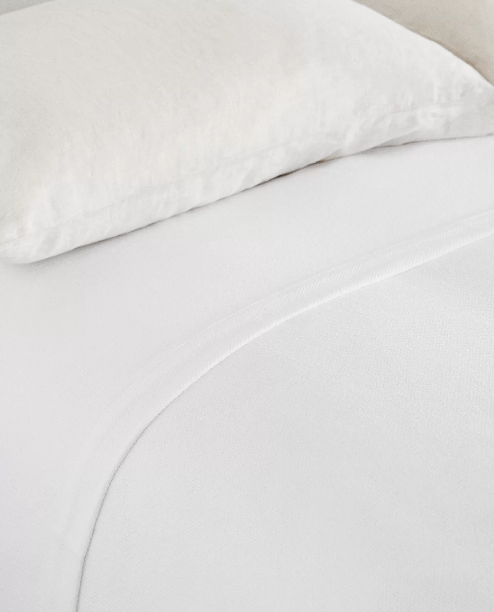solid_color_cotton_bedspread_3-1.webp ZARA Home Solid Color Cotton Bedspread White Outlet