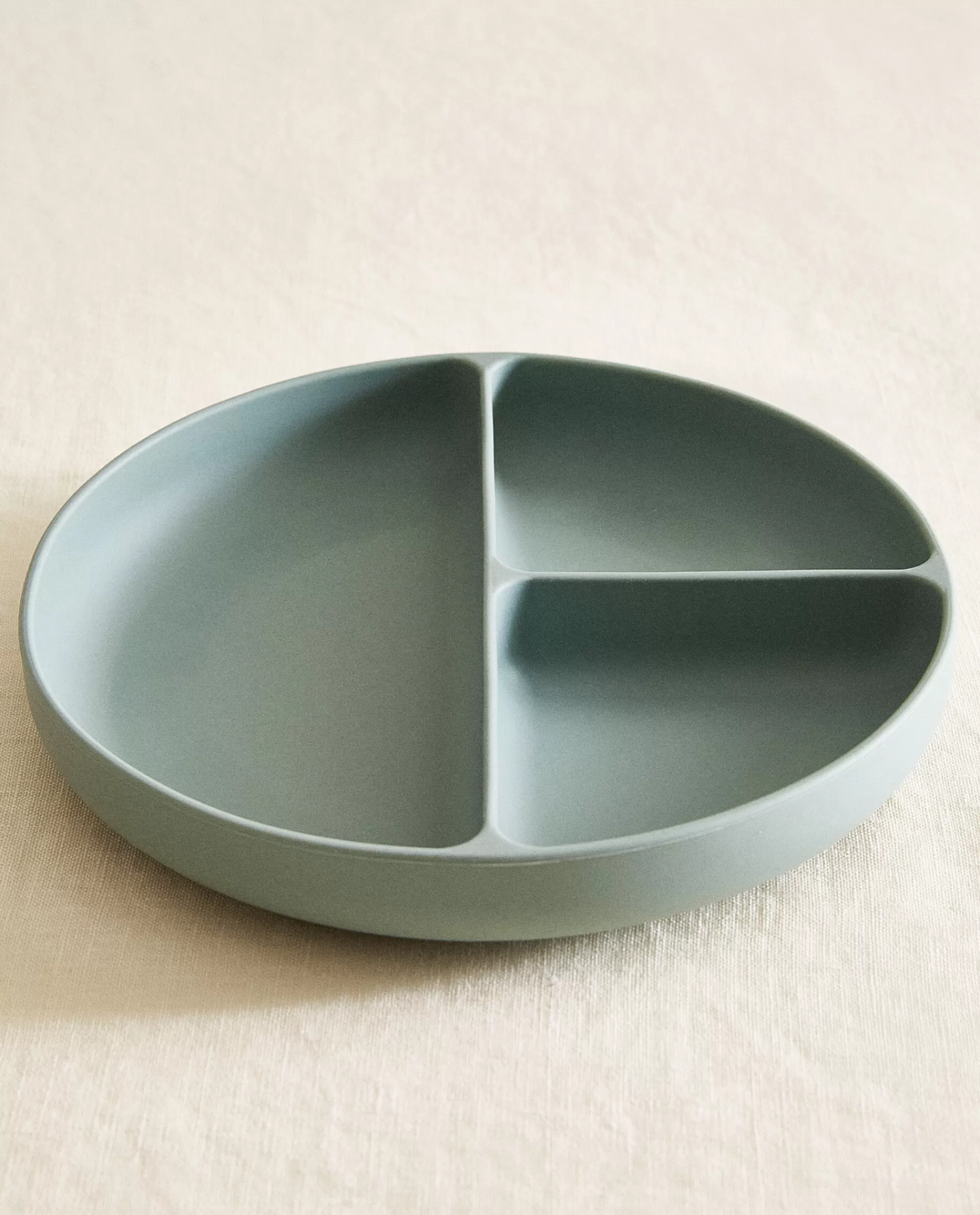 split_silicone_plate_2-1.webp ZARA Home Split Silicone Plate Green Store