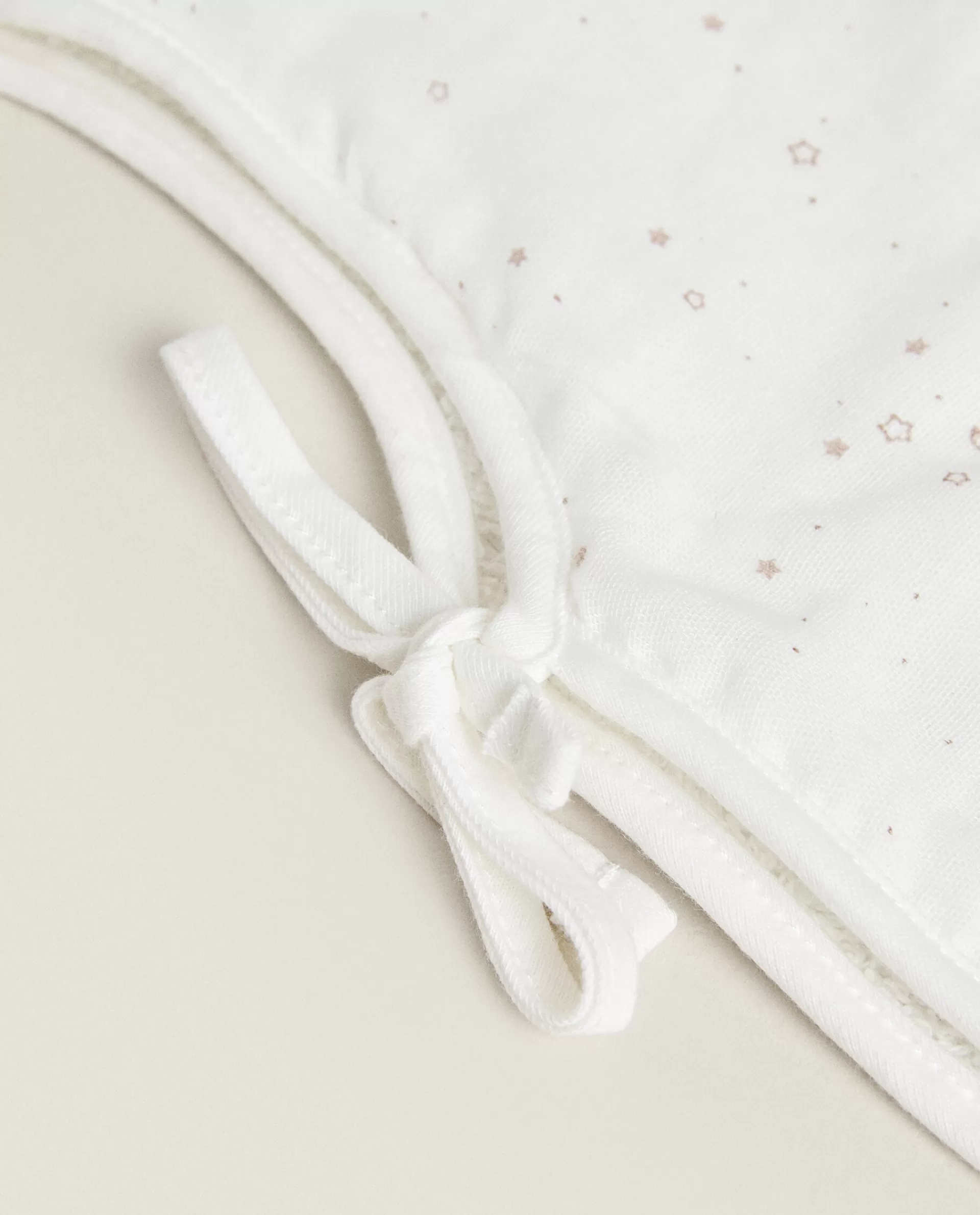 star_crepe_bib_3-1.webp ZARA Home Star Crepe Bib Oyster White Shop