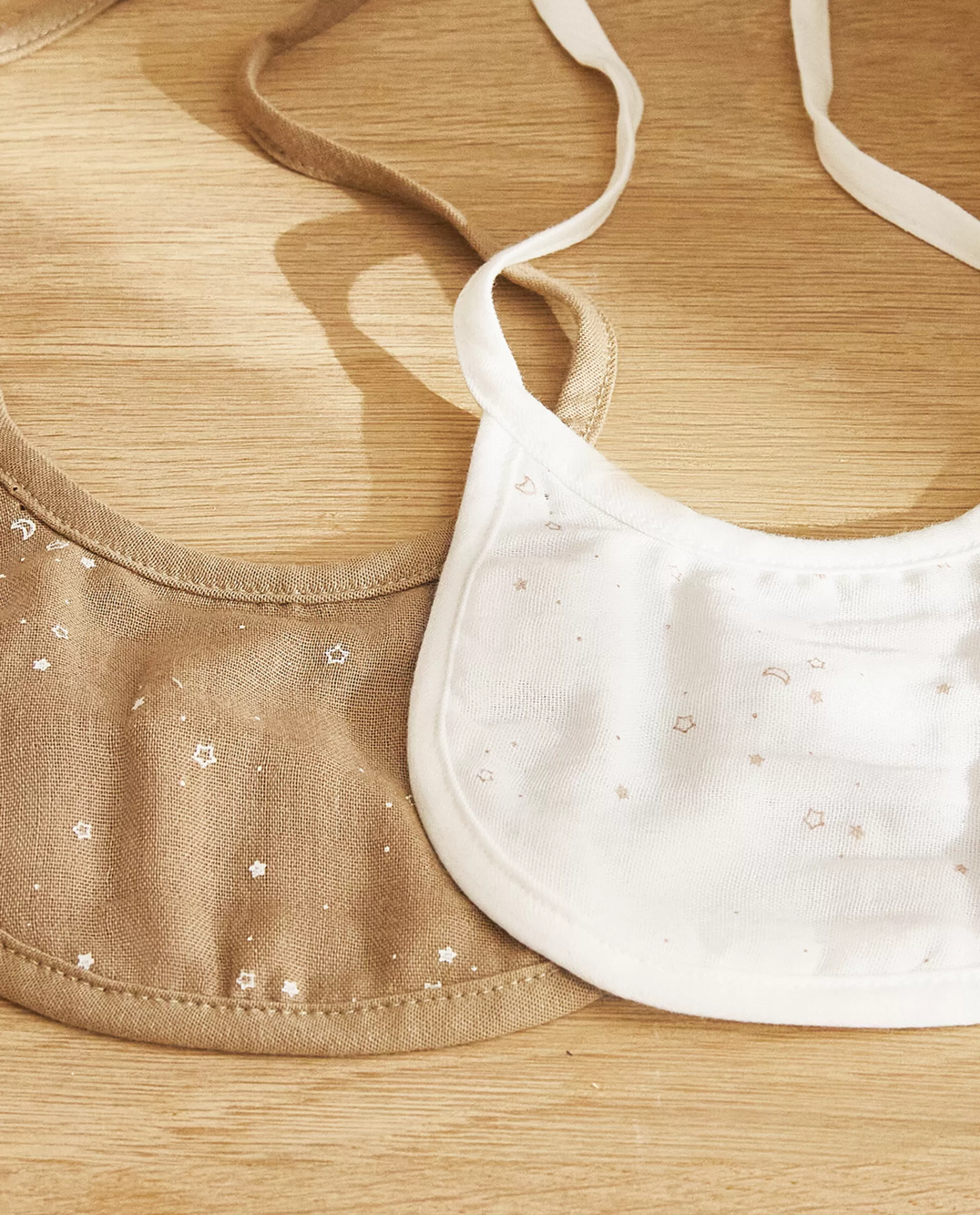 star_print_muslin_bibs_set_of__2-1.webp ZARA Home Star Print Muslin Bibs (Set Of 2) Oyster White Clearance