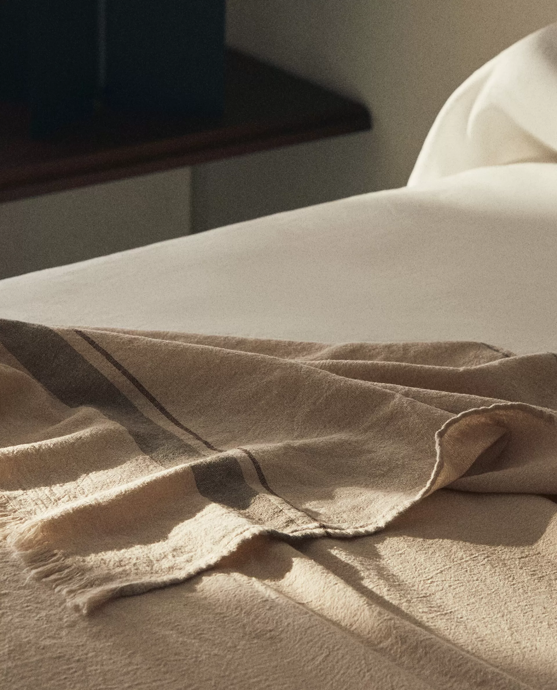 striped_cottonlinen_blanket_2-1.webp ZARA Home Striped Cotton-Linen Blanket Natural Colour Fashion