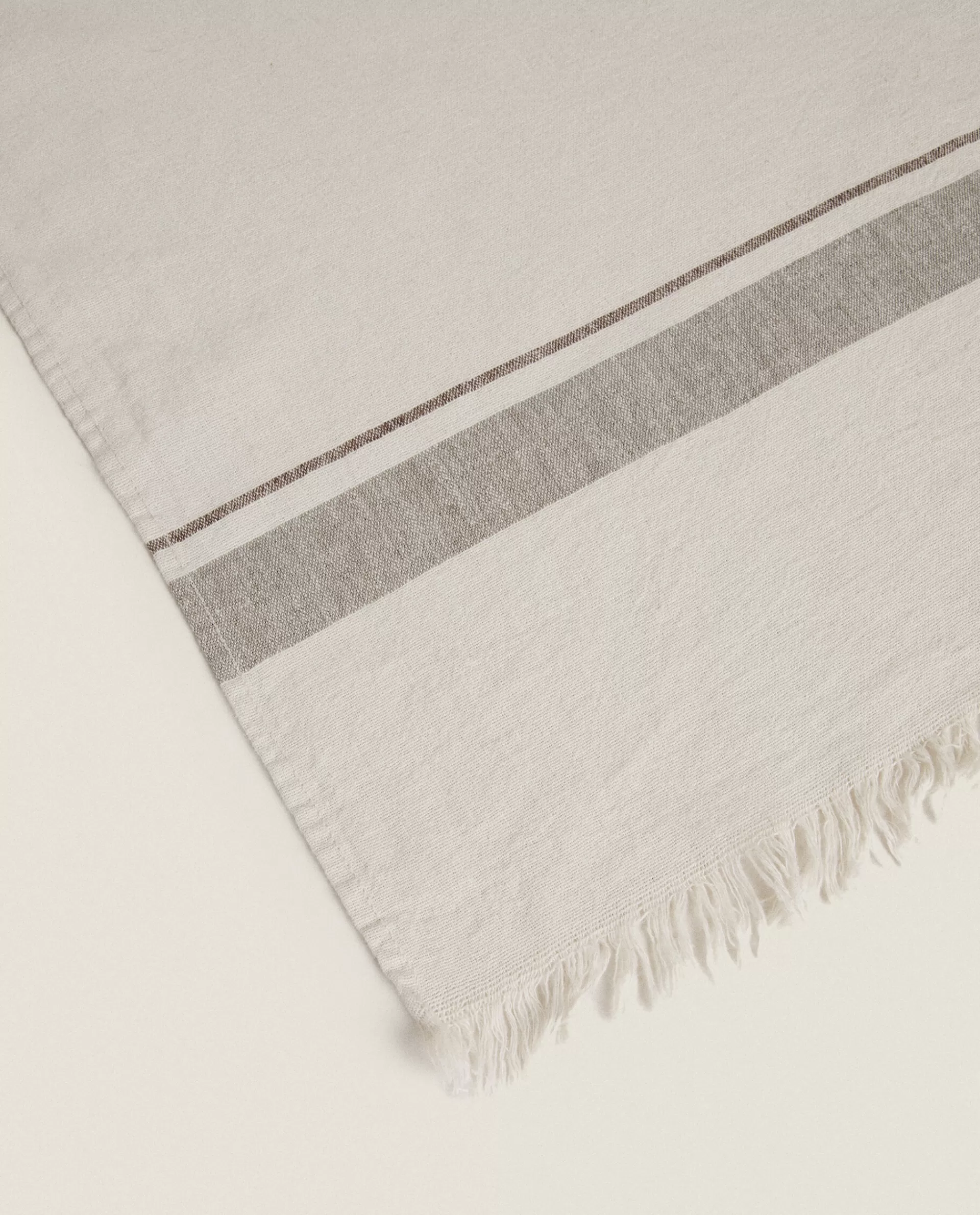 striped_cottonlinen_blanket_3-1.webp ZARA Home Striped Cotton-Linen Blanket Natural Colour Fashion