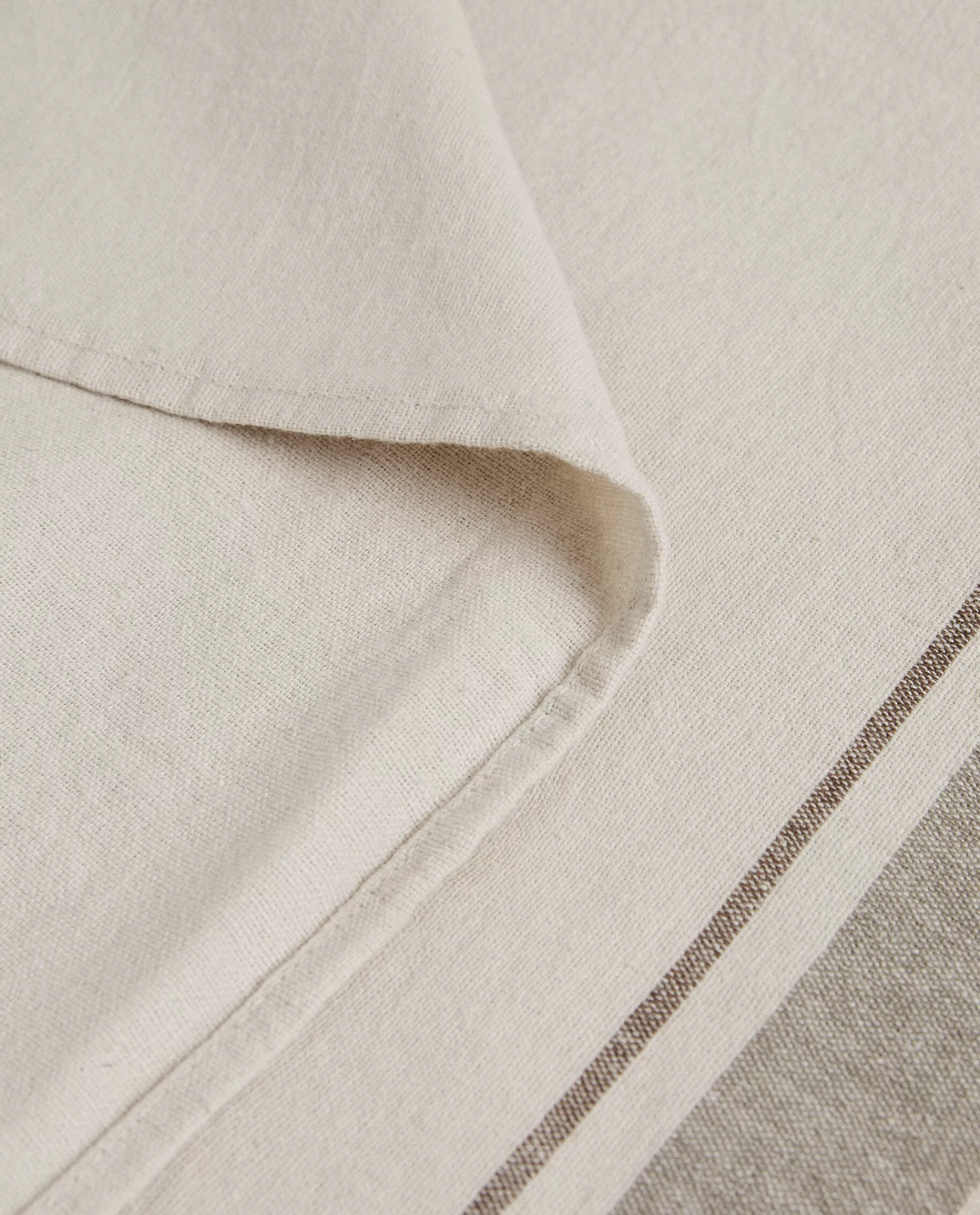 striped_cottonlinen_blanket_4-1.webp ZARA Home Striped Cotton-Linen Blanket Natural Colour Fashion