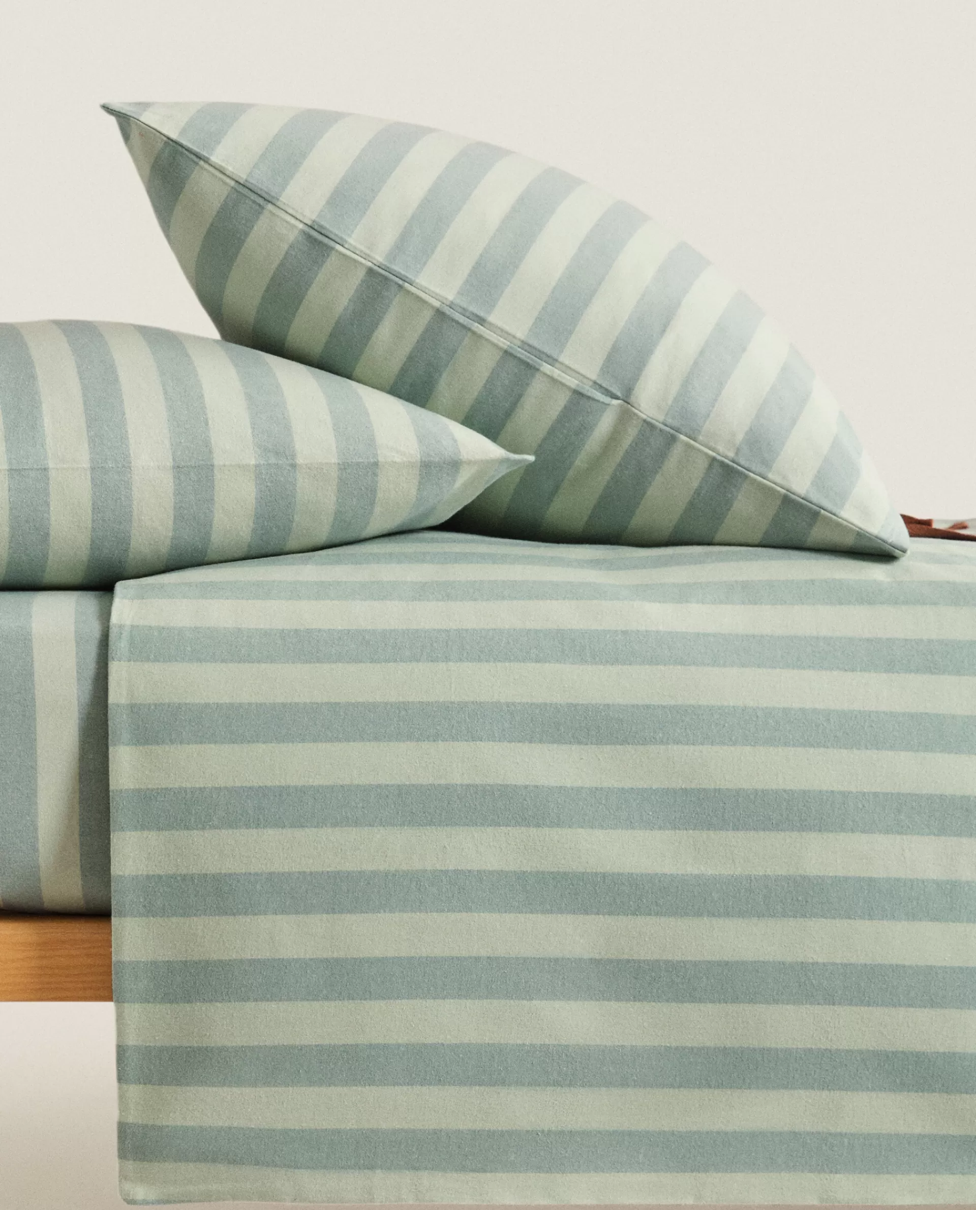 striped_flannel_duvet_cover_3-7.webp ZARA Home Striped Flannel Duvet Cover Green Fashion